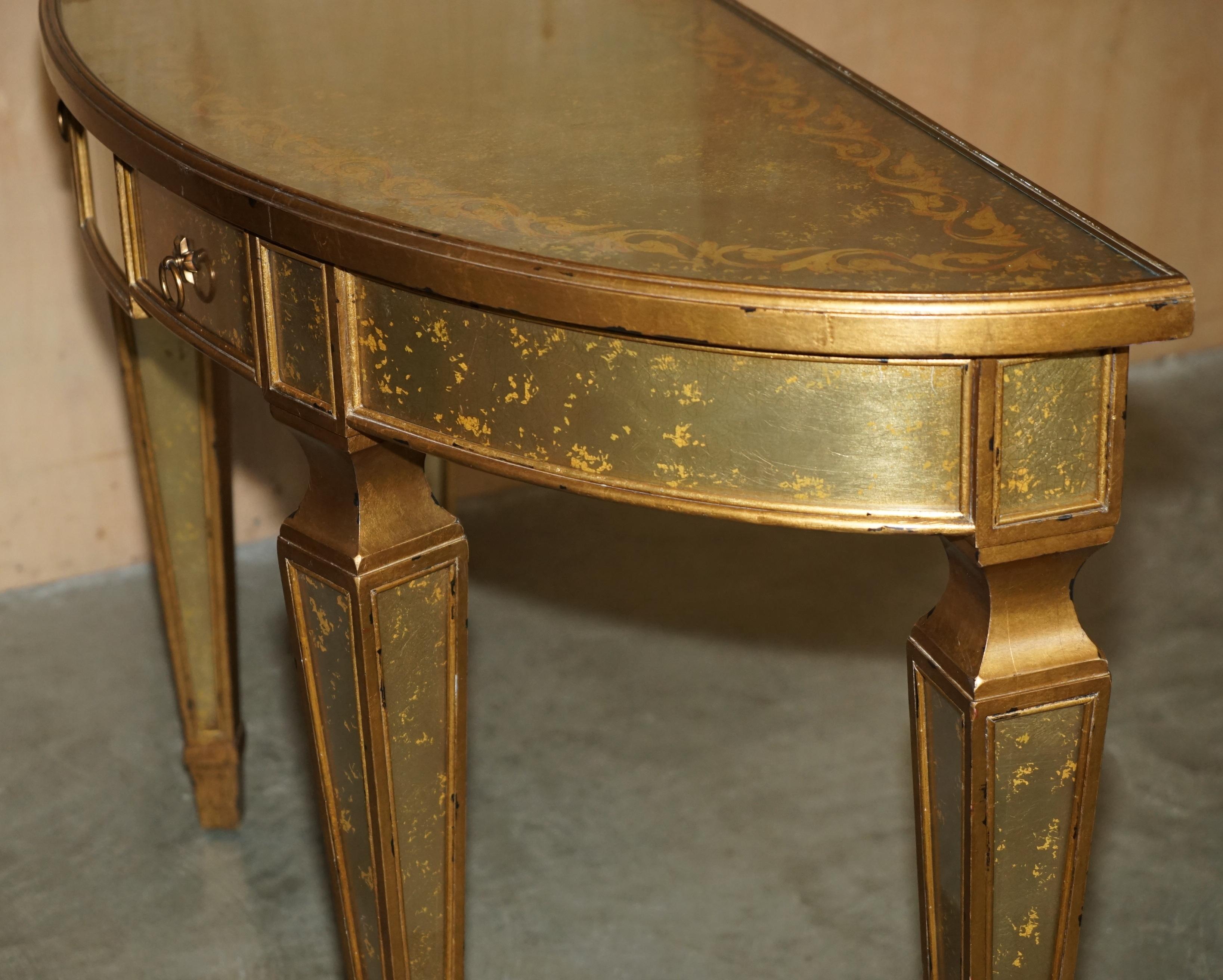 THEODORE ALEXANDER EGLOMISE MESA CONSOLA DEMILUNE VENECIANA DORADA EN GILT FiNISH en venta 12