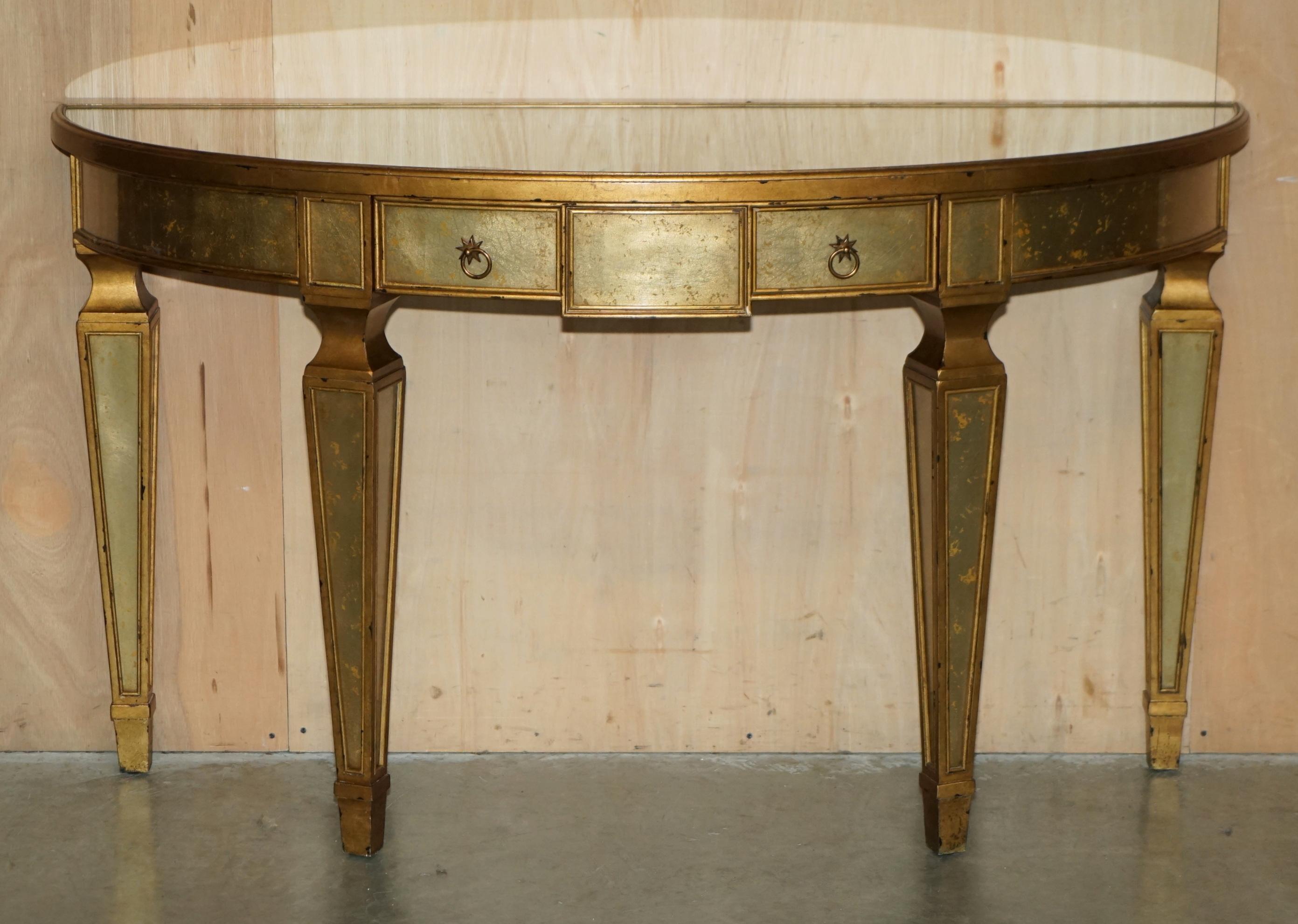 THEODORE ALEXANDER EGLOMISE MESA CONSOLA DEMILUNE VENECIANA DORADA EN GILT FiNISH Regencia en venta