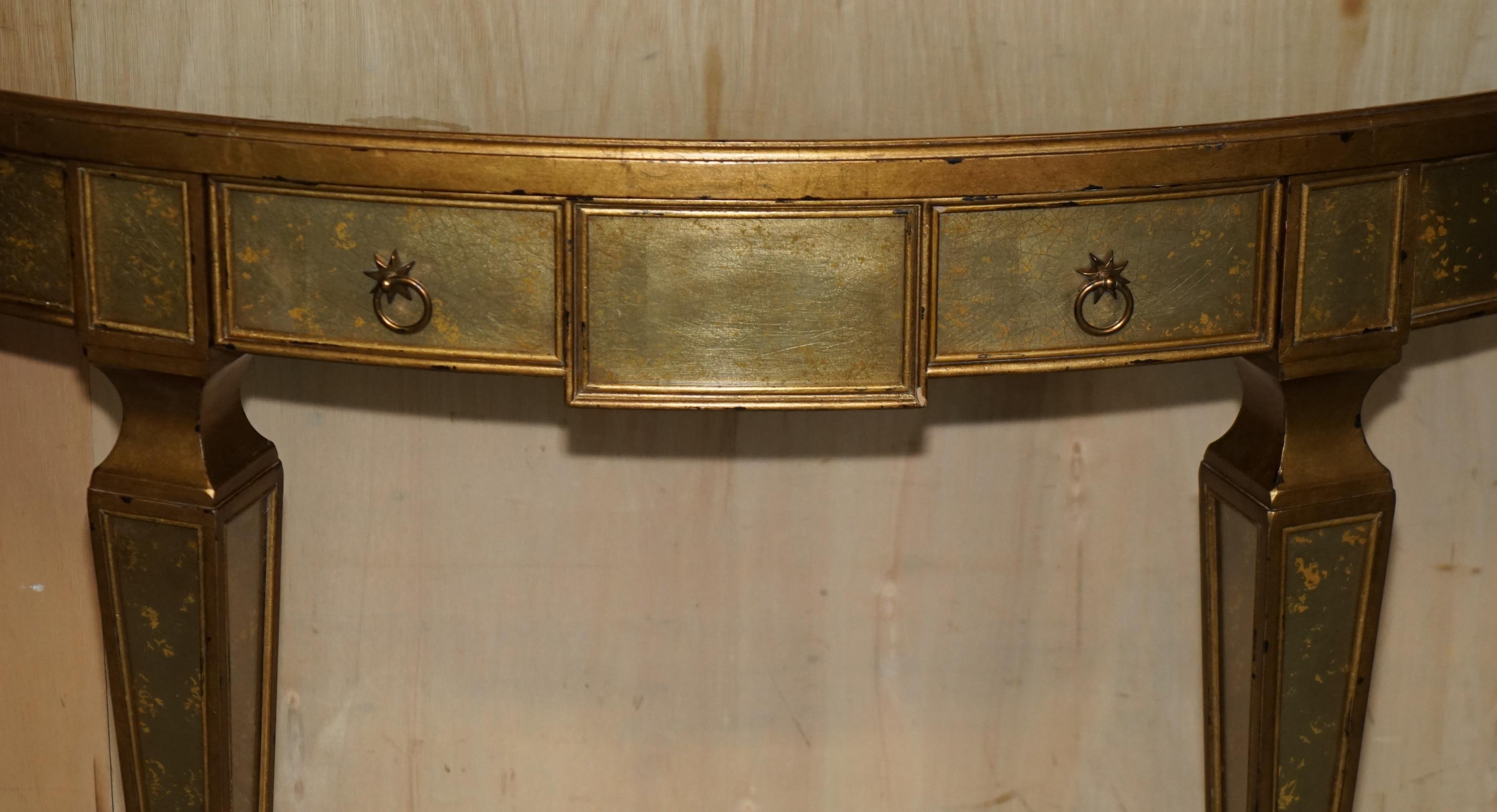 THEODORE ALEXANDER EGLOMISE MESA CONSOLA DEMILUNE VENECIANA DORADA EN GILT FiNISH Inglés en venta