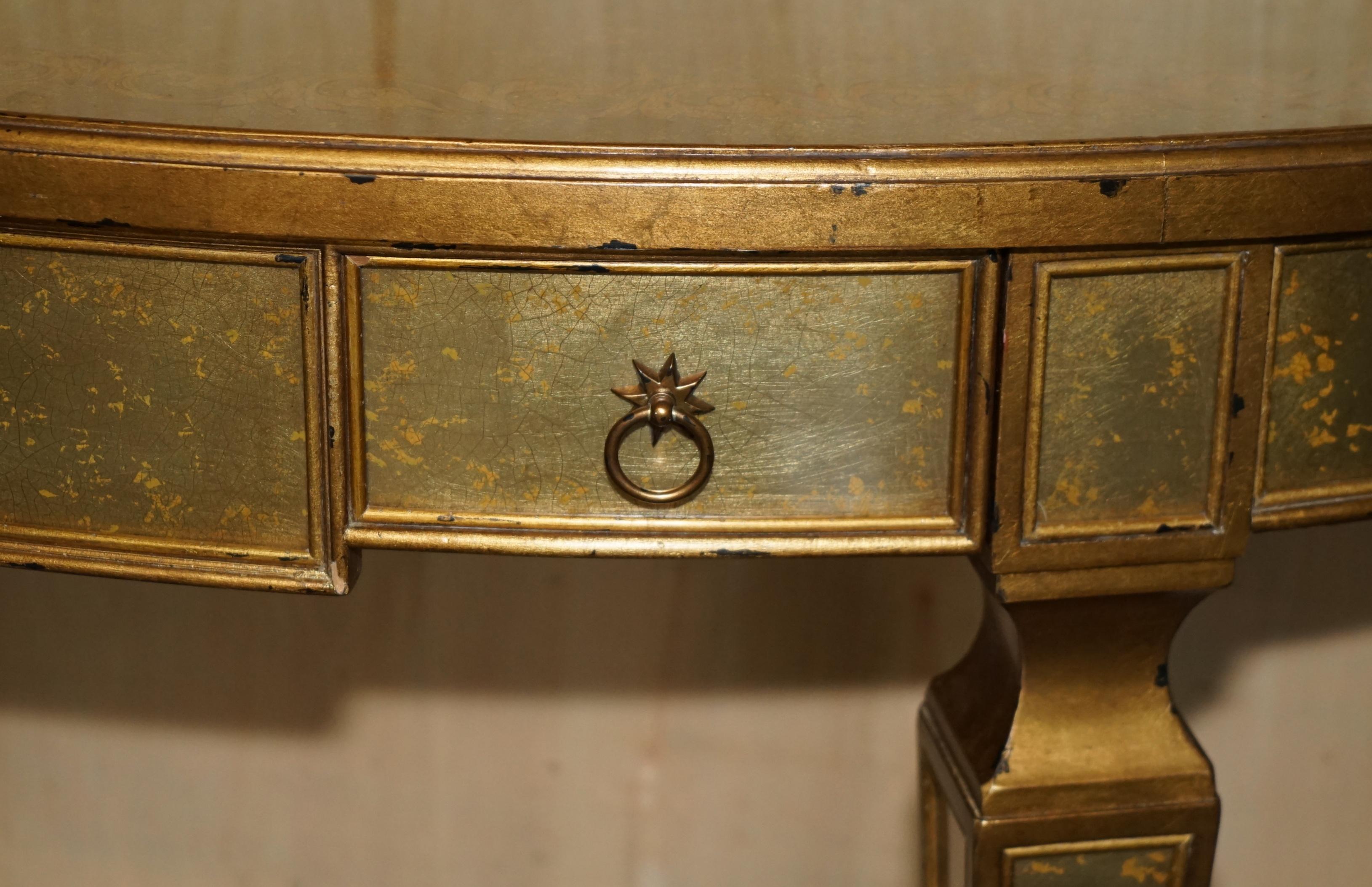 THEODORE ALEXANDER EGLOMISE MESA CONSOLA DEMILUNE VENECIANA DORADA EN GILT FiNISH Dorado en venta