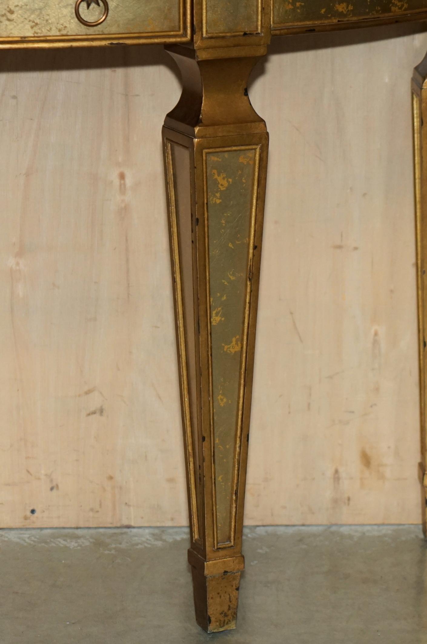 THEODORE ALEXANDER EGLOMISE MESA CONSOLA DEMILUNE VENECIANA DORADA EN GILT FiNISH en Bueno estado para la venta en West Sussex, Pulborough