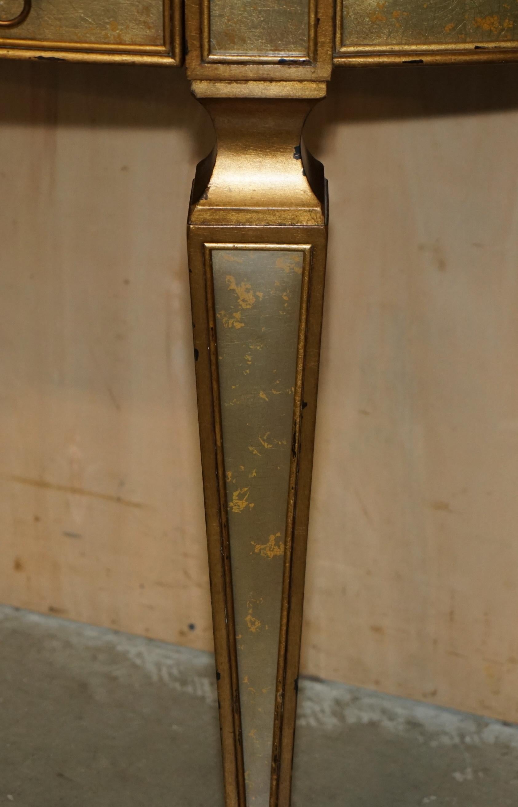 THEODORE ALEXANDER EGLOMISE MESA CONSOLA DEMILUNE VENECIANA DORADA EN GILT FiNISH siglo XX en venta