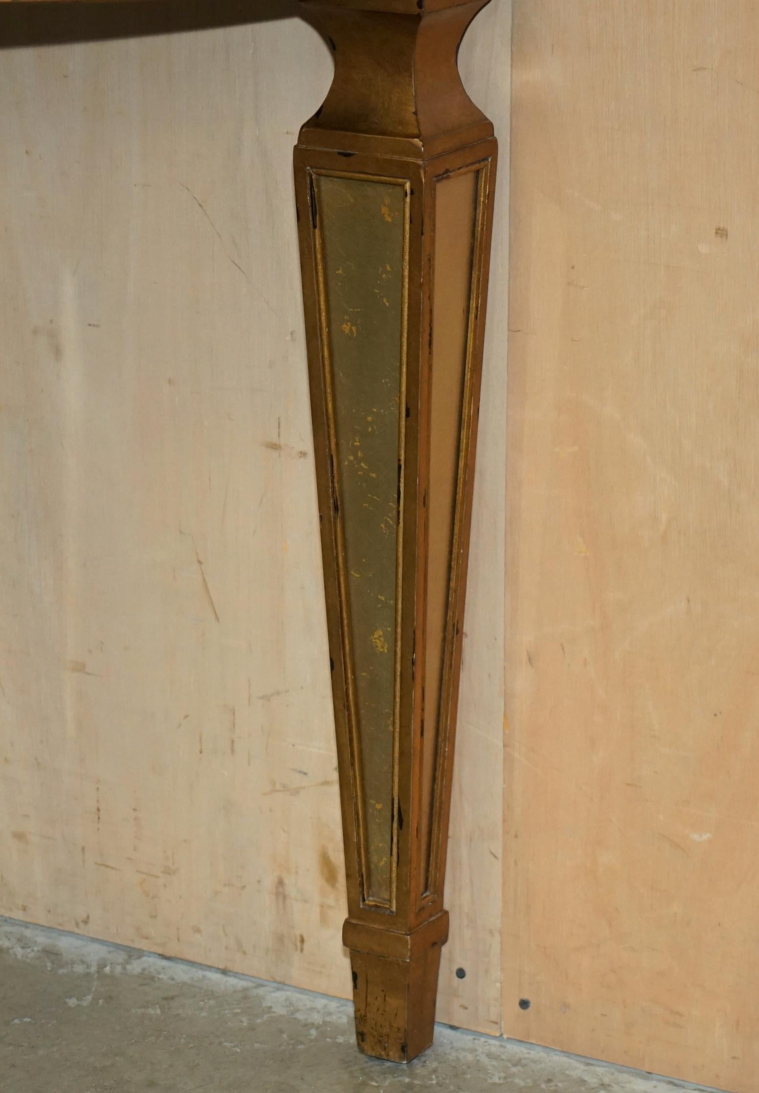 THEODORE ALEXANDER EGLOMISE MESA CONSOLA DEMILUNE VENECIANA DORADA EN GILT FiNISH en venta 1