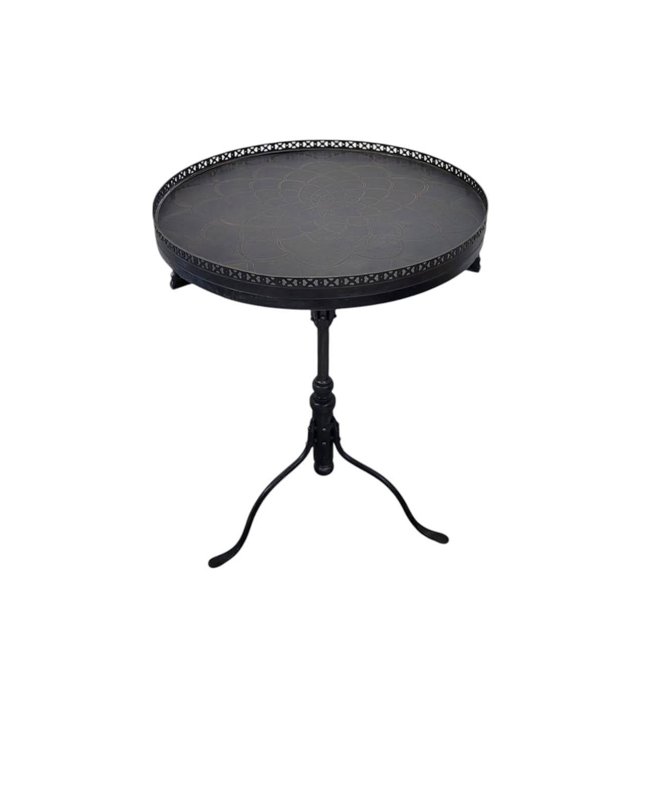 Dieser Beistelltisch mit Metallsockel von Theodore Alexander zeichnet sich durch eine runde Platte mit einem aufwändig geprägten Medaillon aus, die von einer zarten, durchbrochenen Galeriekante eingerahmt wird, die dem Tisch Tiefe und dekorative