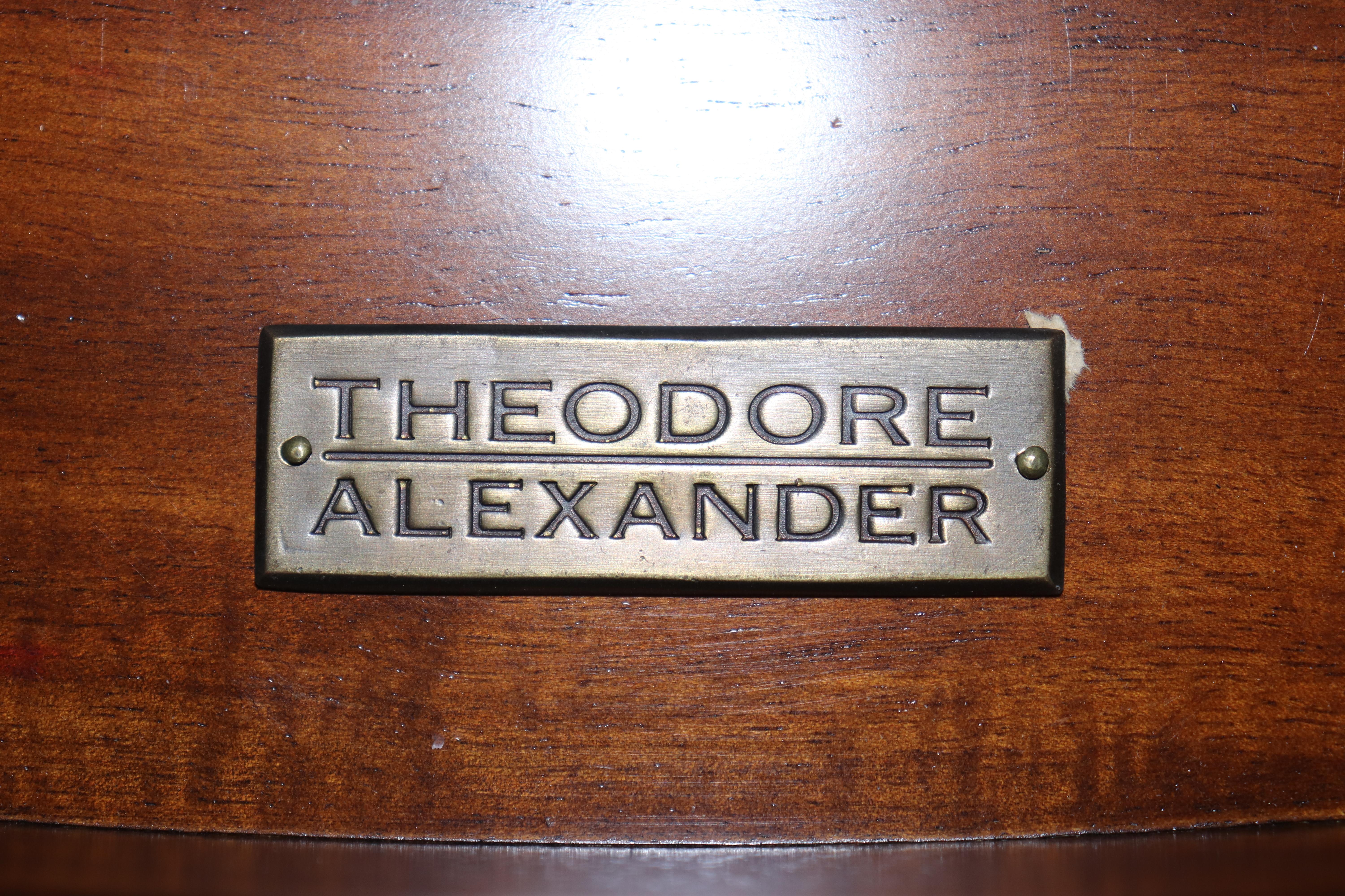 Cassettiera Demilune in stile inglese di Theodore Alexander in vendita 8