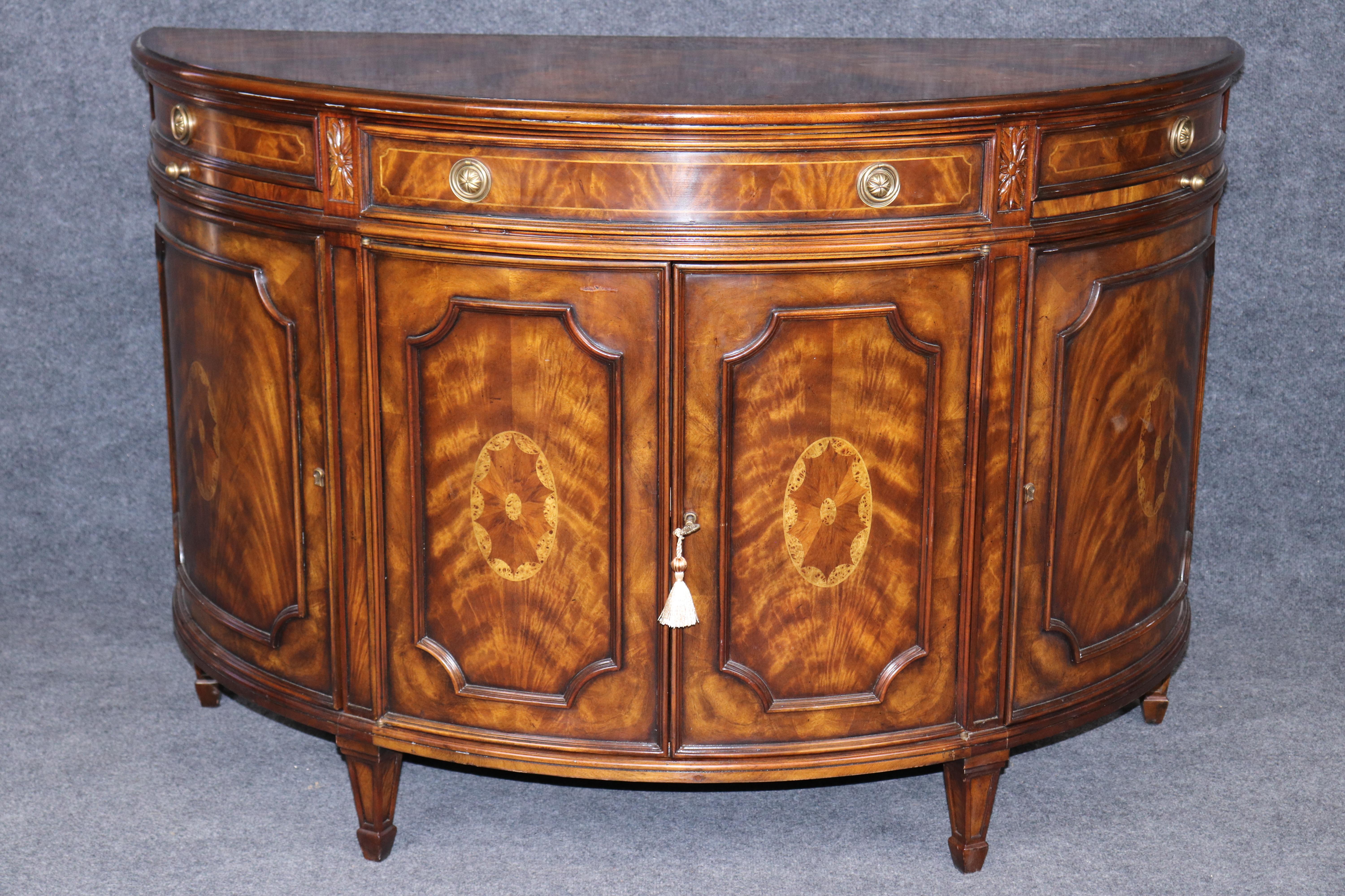 Dimensioni - H. H. 36 pollici W: 54 in D: 24 in 

Eleva i tuoi interni con l'eleganza senza tempo di questa cassettiera in stile inglese Theodore Alexander: un lussuoso mix di design classico, artigianato di qualità superiore e praticità.