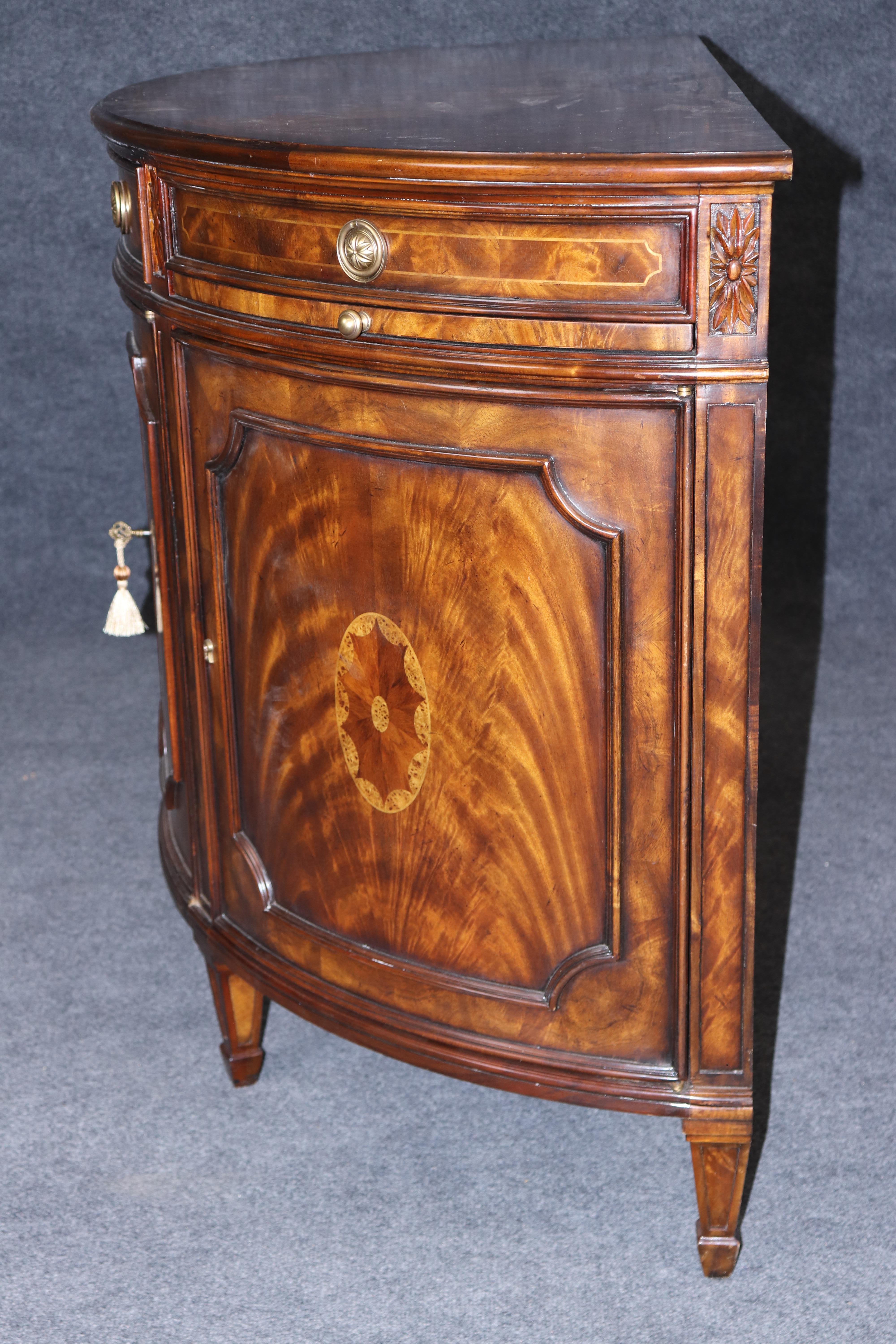 Intagliato Cassettiera Demilune in stile inglese di Theodore Alexander in vendita