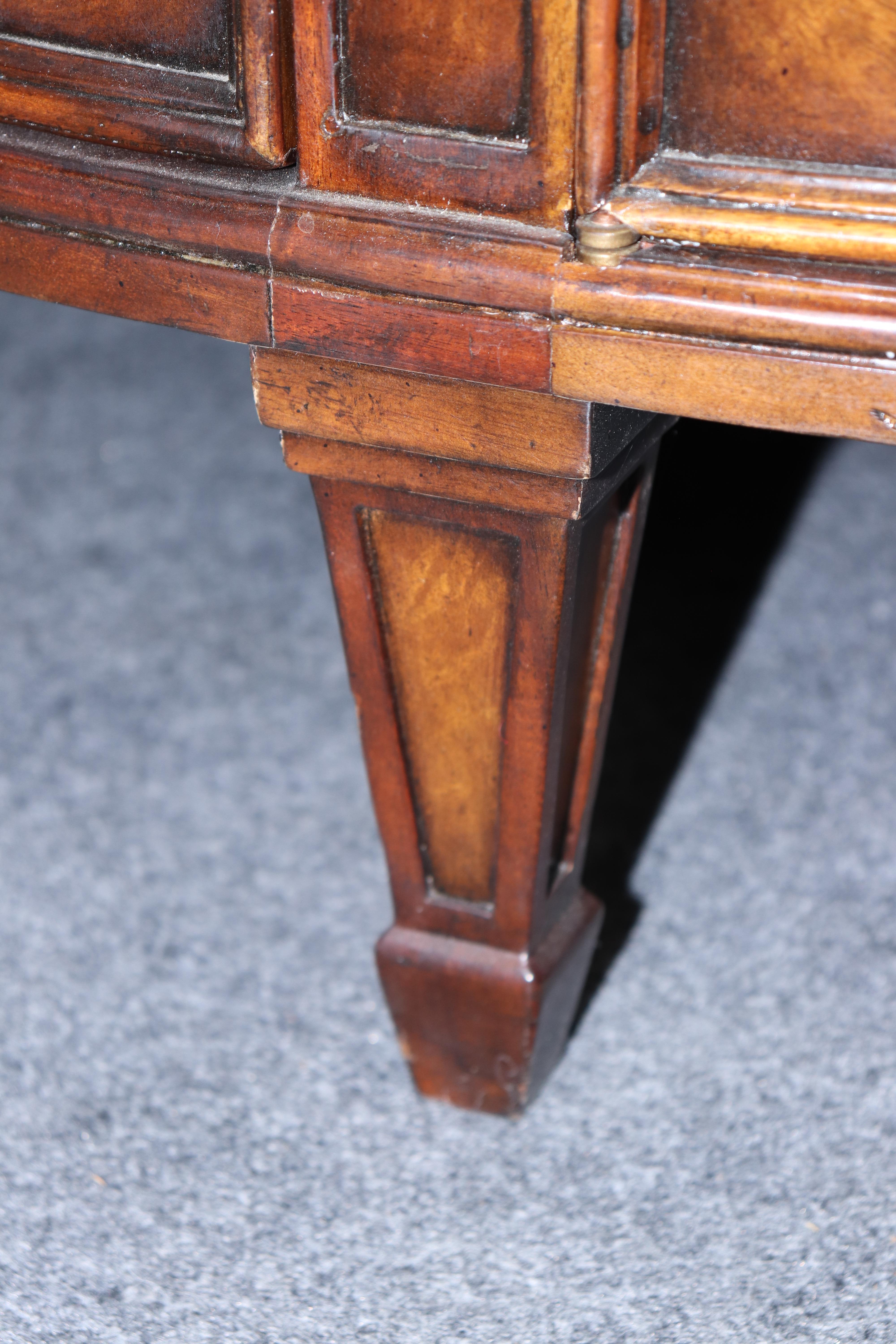 Ottone Cassettiera Demilune in stile inglese di Theodore Alexander in vendita