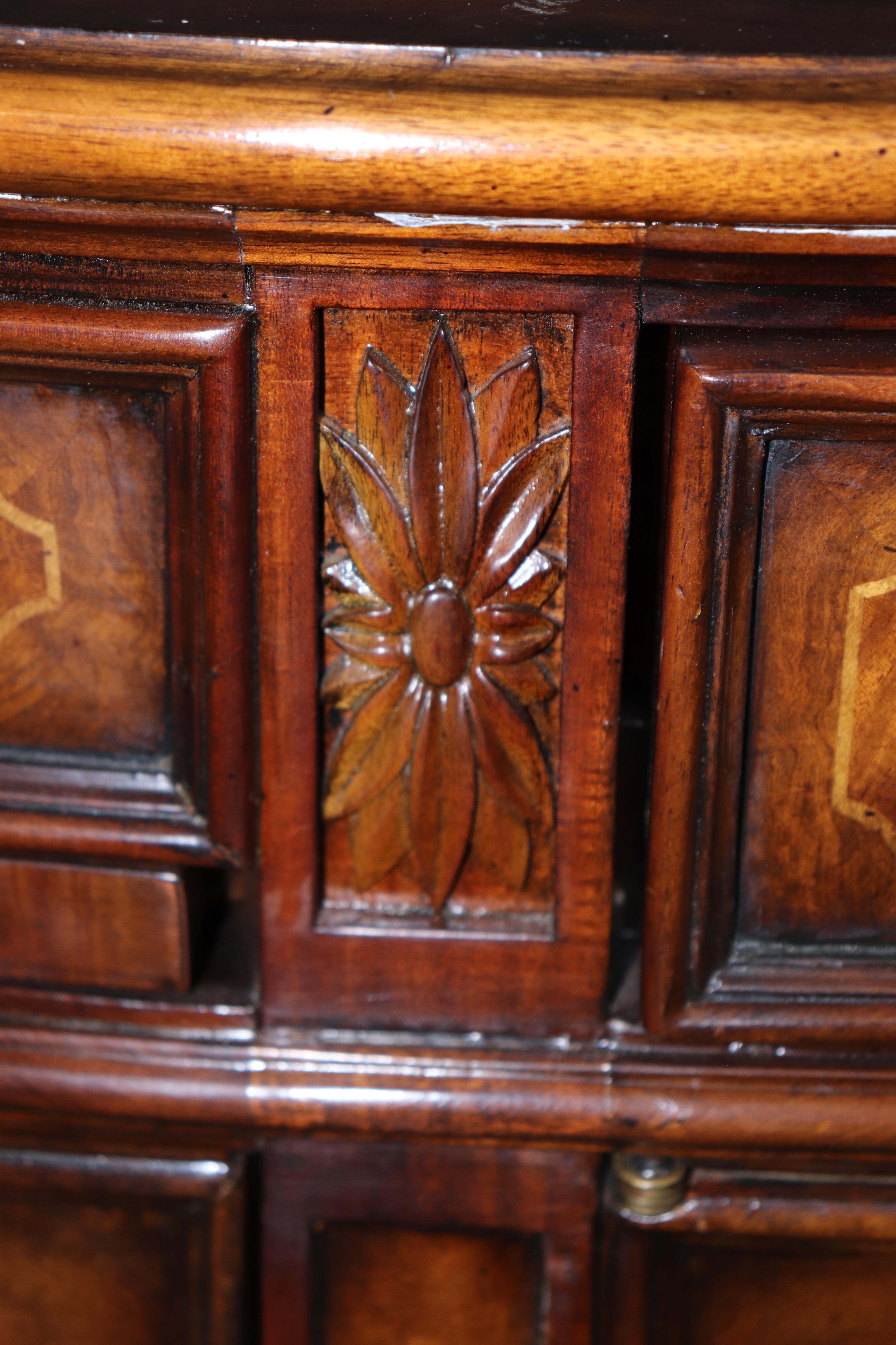 Cassettiera Demilune in stile inglese di Theodore Alexander in vendita 1