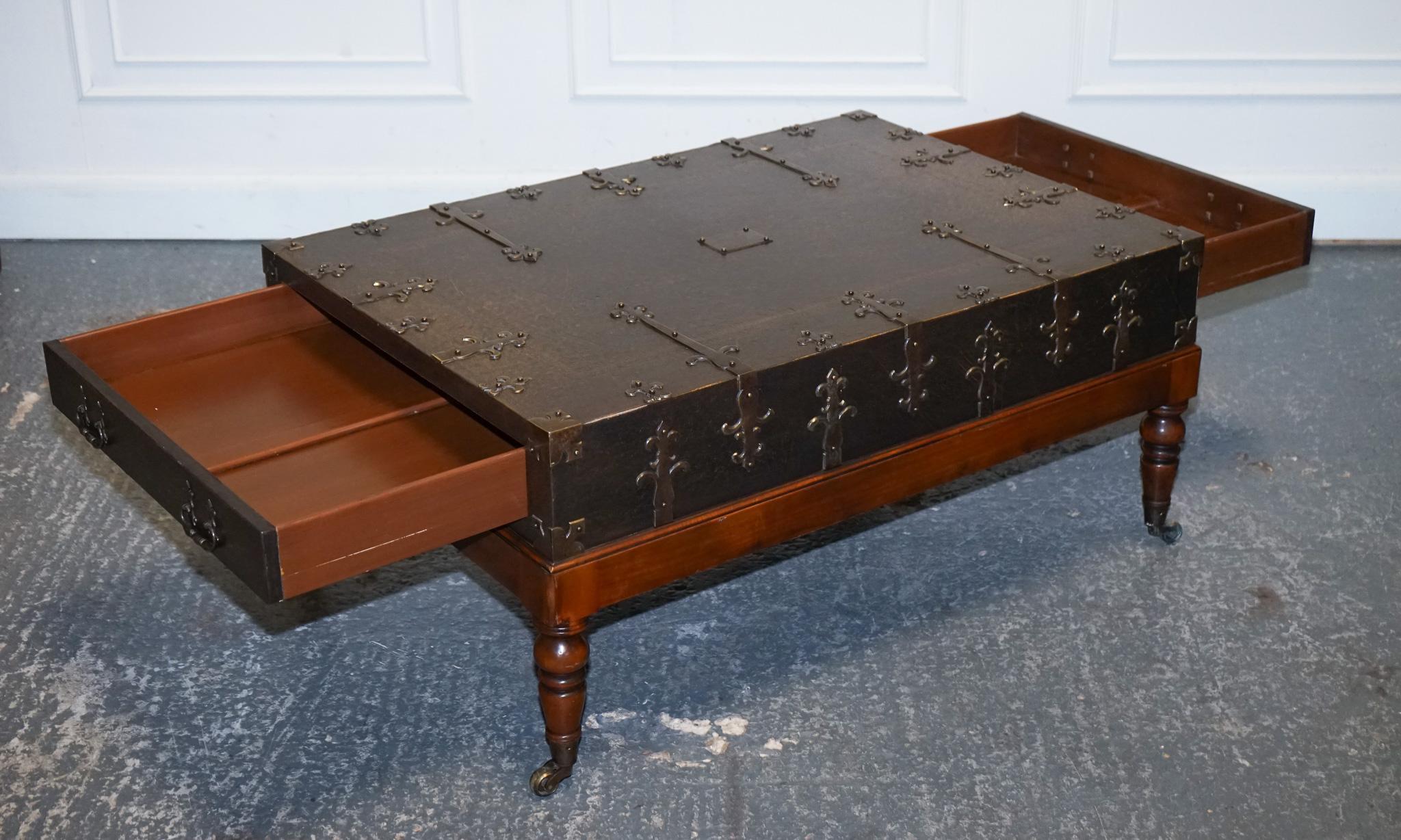 THEODORE ALEXANDER EXQUISITE LARGE COFFEE TABLE DRAWERS ON BOTH SiDES For Sale 8