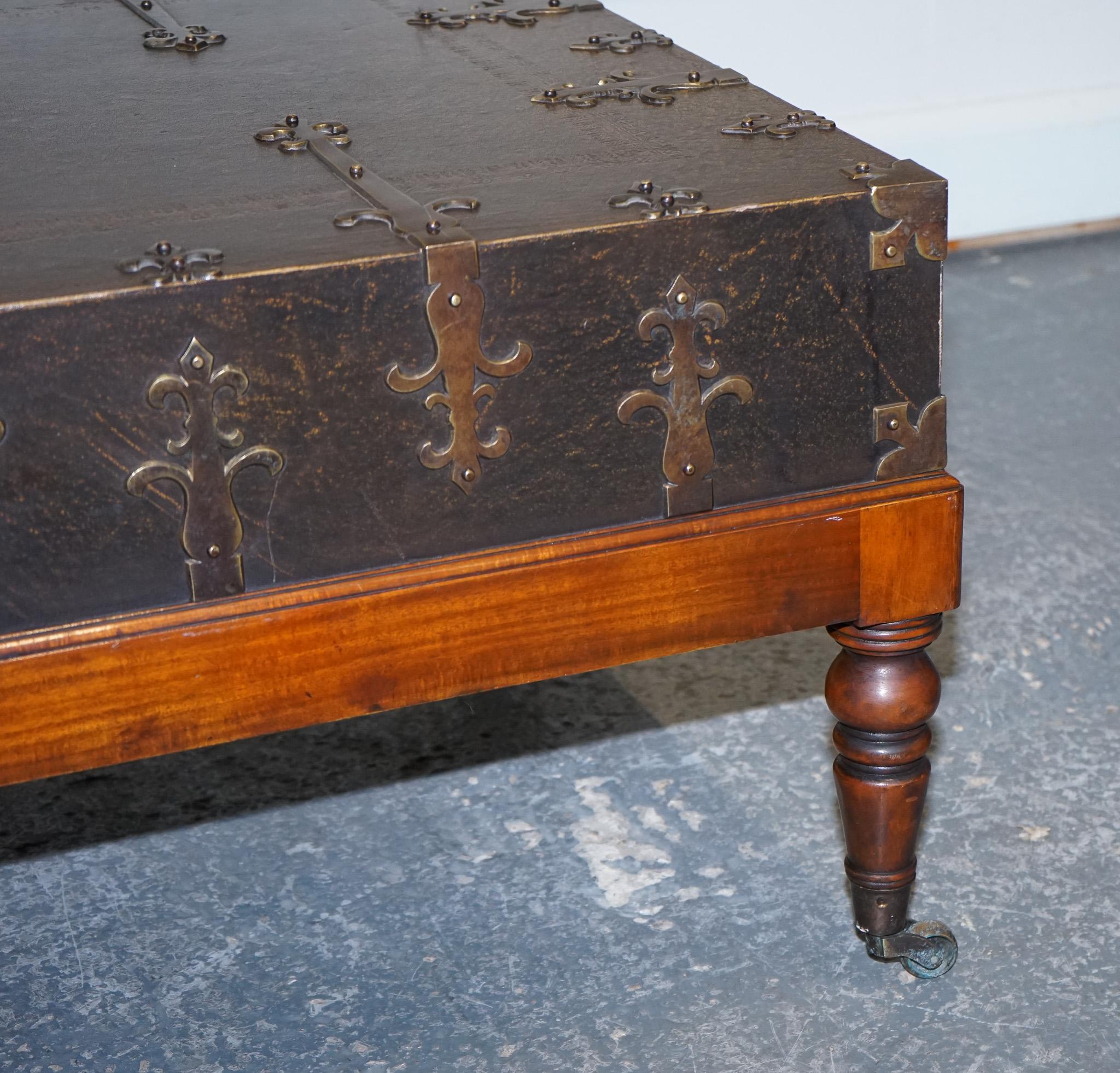 THEODORE ALEXANDER EXQUISITE LARGE COFFEE TABLE DRAWERS ON BOTH SiDES For Sale 11