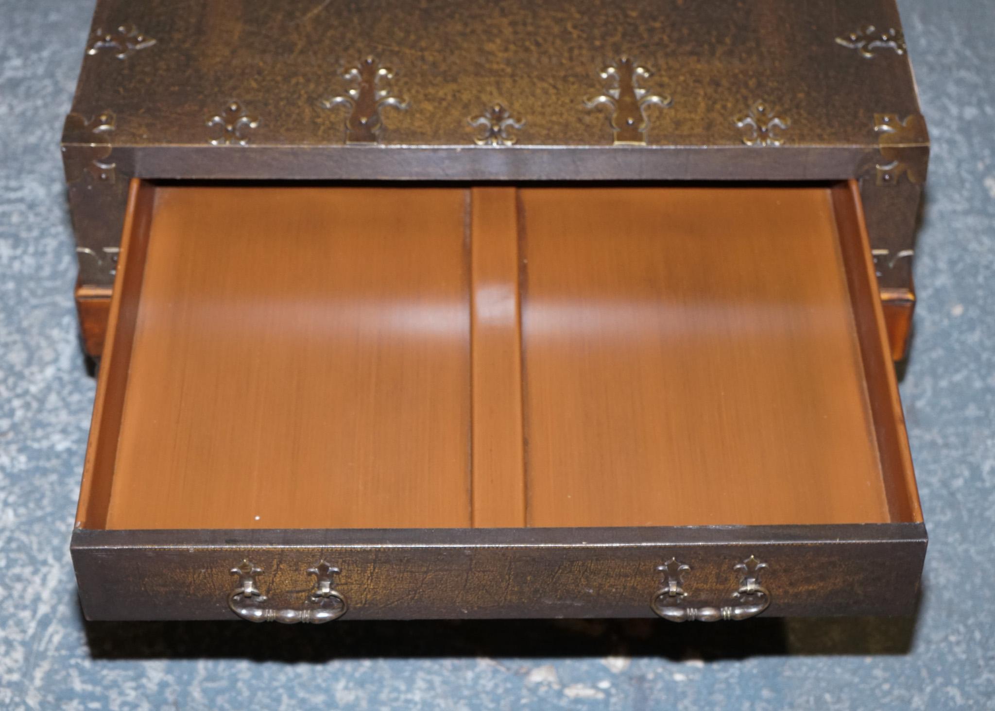 20th Century THEODORE ALEXANDER EXQUISITE LARGE COFFEE TABLE DRAWERS ON BOTH SiDES For Sale