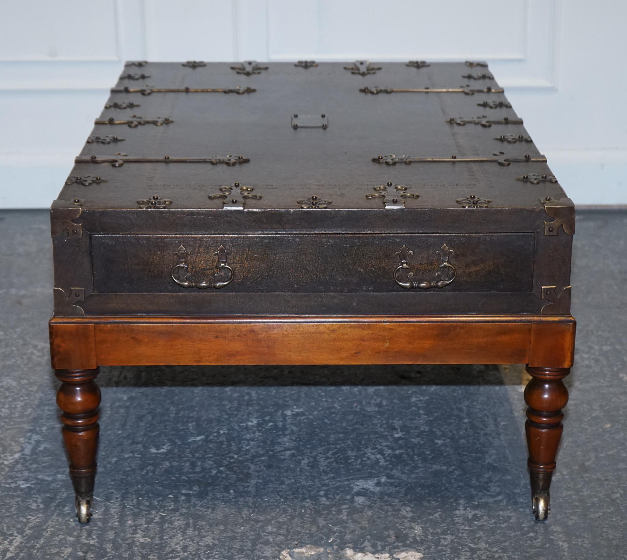THEODORE ALEXANDER EXQUISITE LARGE COFFEE TABLE DRAWERS ON BOTH SiDES For Sale 2