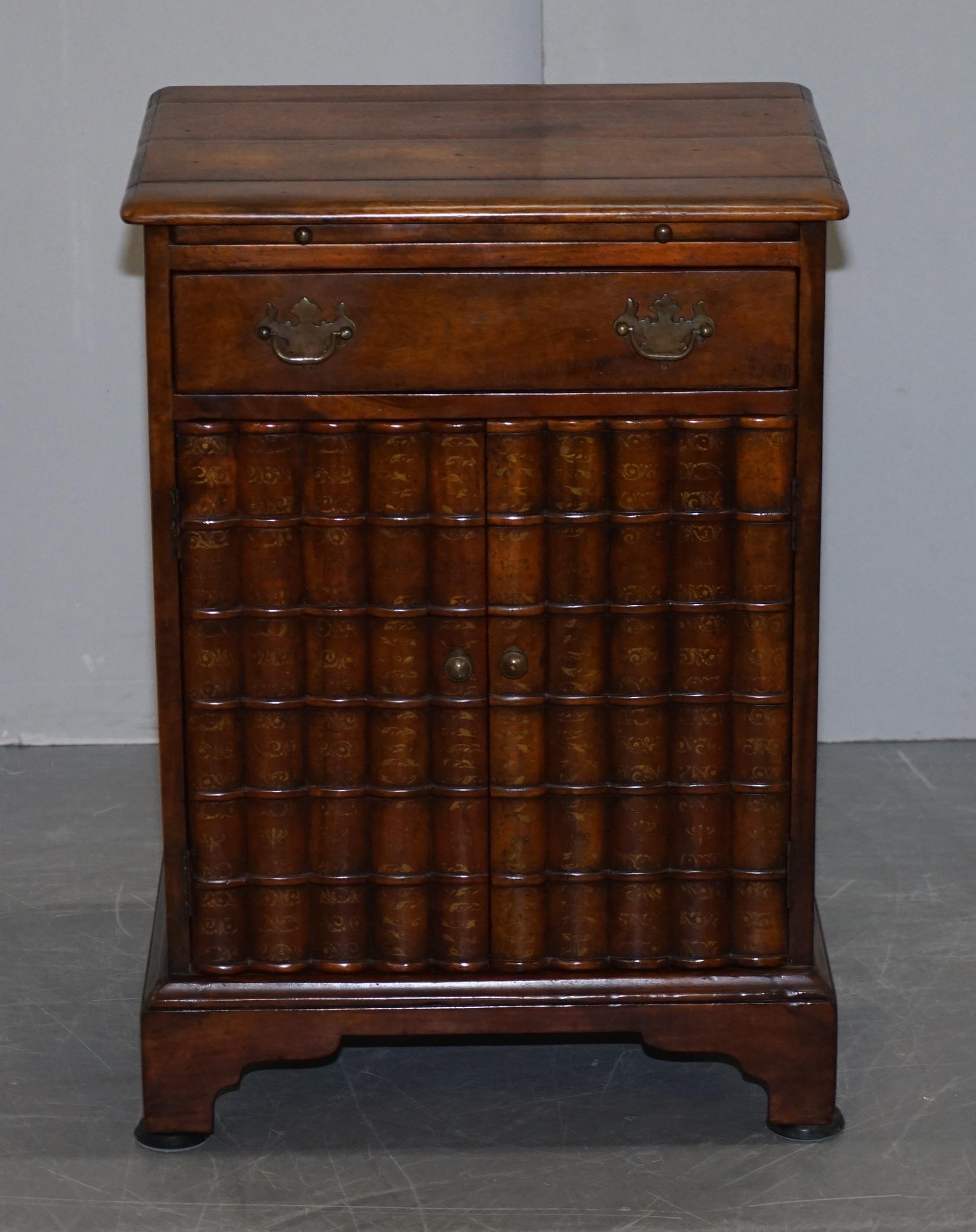 We are delighted to offer for sale this lovely Theodore Alexander faux book fronted side table with butlers serving tray

A very nicely made side table in solid hardwood, it has a faux book front which is reminiscent of the Regency piece and one