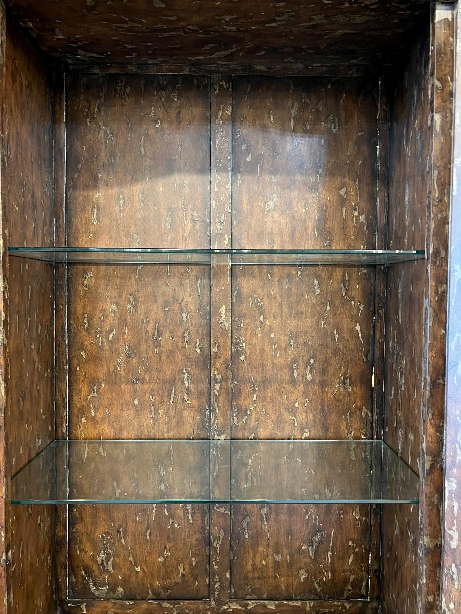 Vitrine à quatre portes Theodore Alexander avec portes et étagères en verre en vente 7