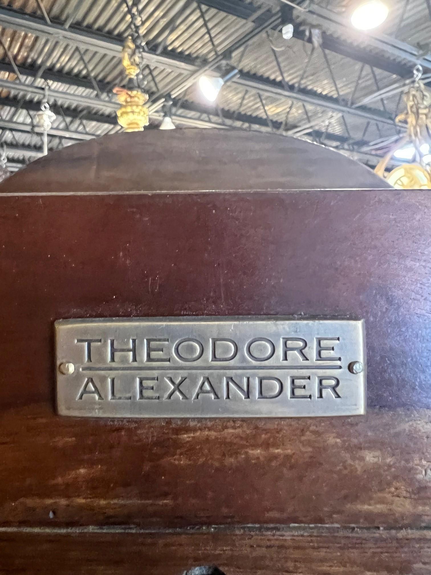 Vitrine à quatre portes Theodore Alexander avec portes et étagères en verre en vente 9