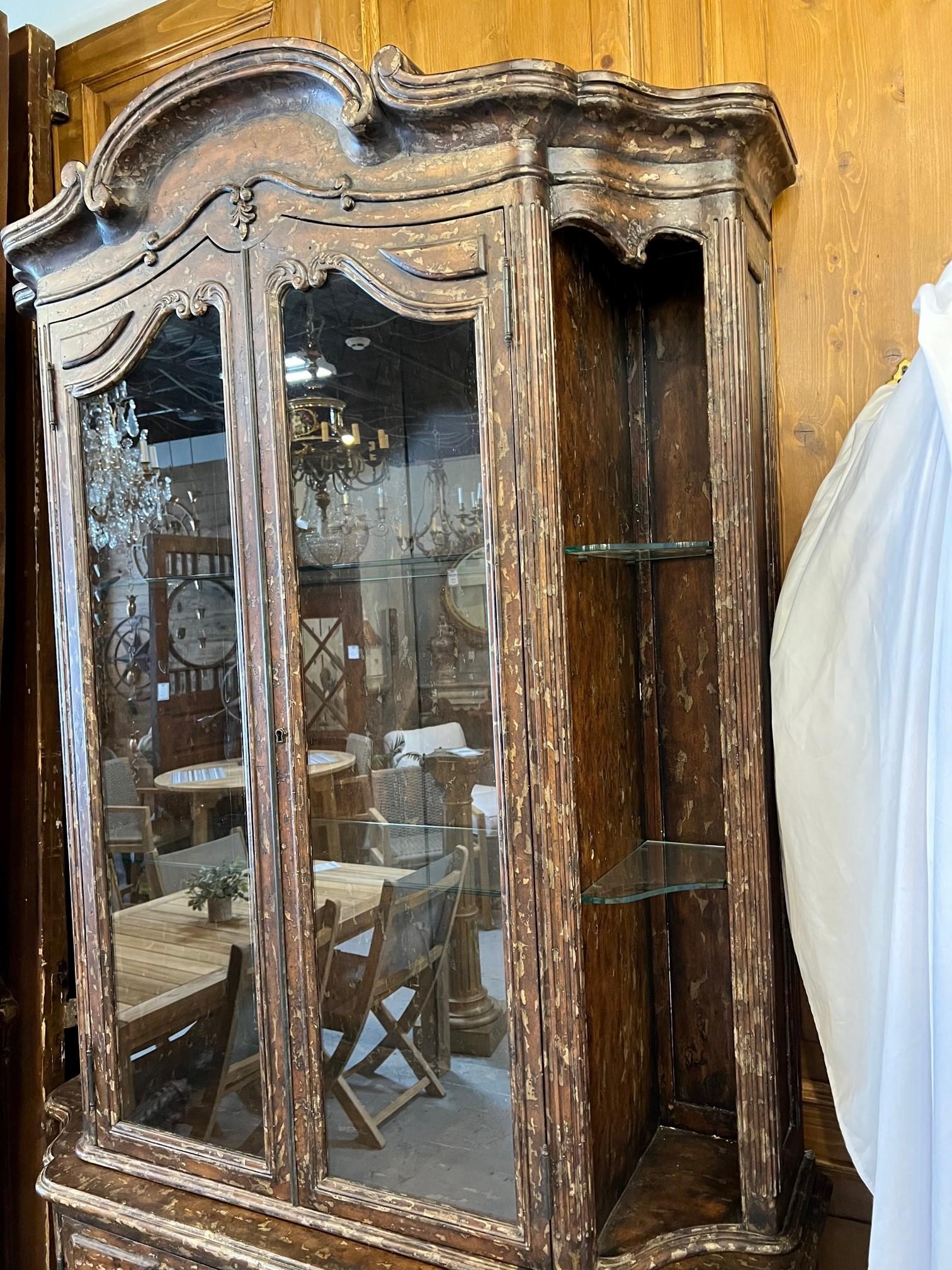 Theodore Alexander Four Door Display Cabinet with Glass Doors and Shelves In Excellent Condition For Sale In Stamford, CT