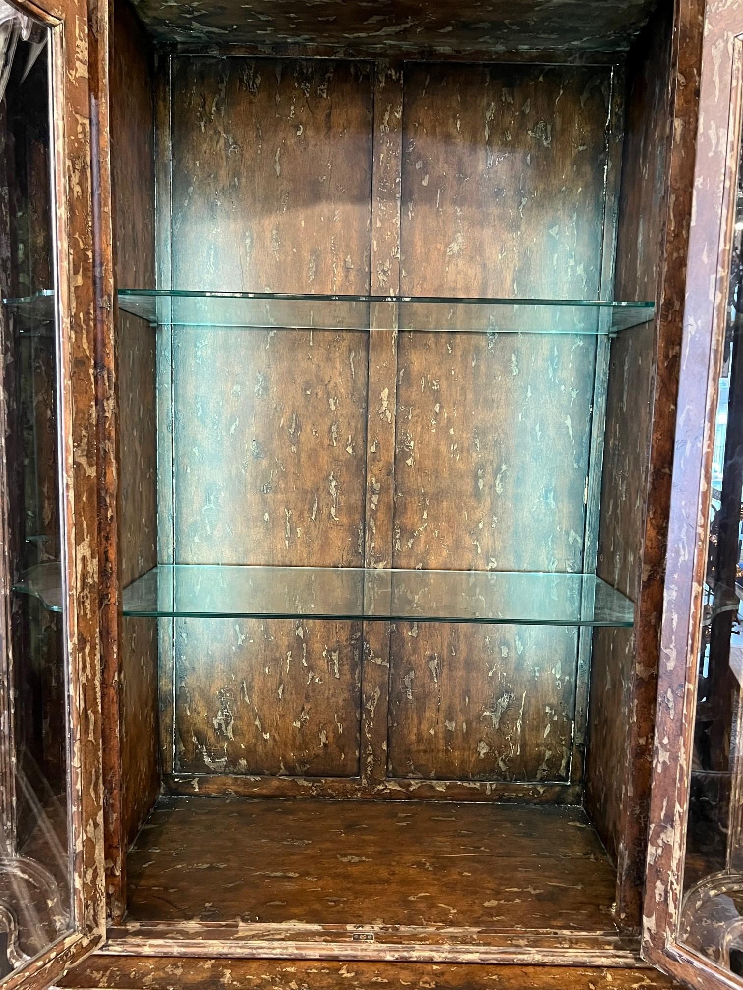 Vitrine à quatre portes Theodore Alexander avec portes et étagères en verre en vente 1