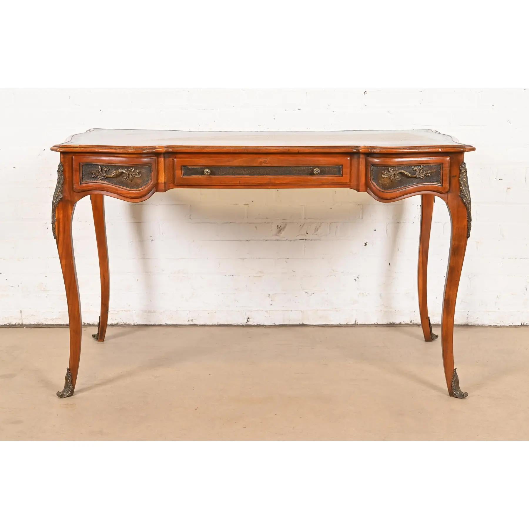 Stile provenzale Theodore Alexander, scrivania francese Luigi XV in noce con piano in pelle Plat in vendita