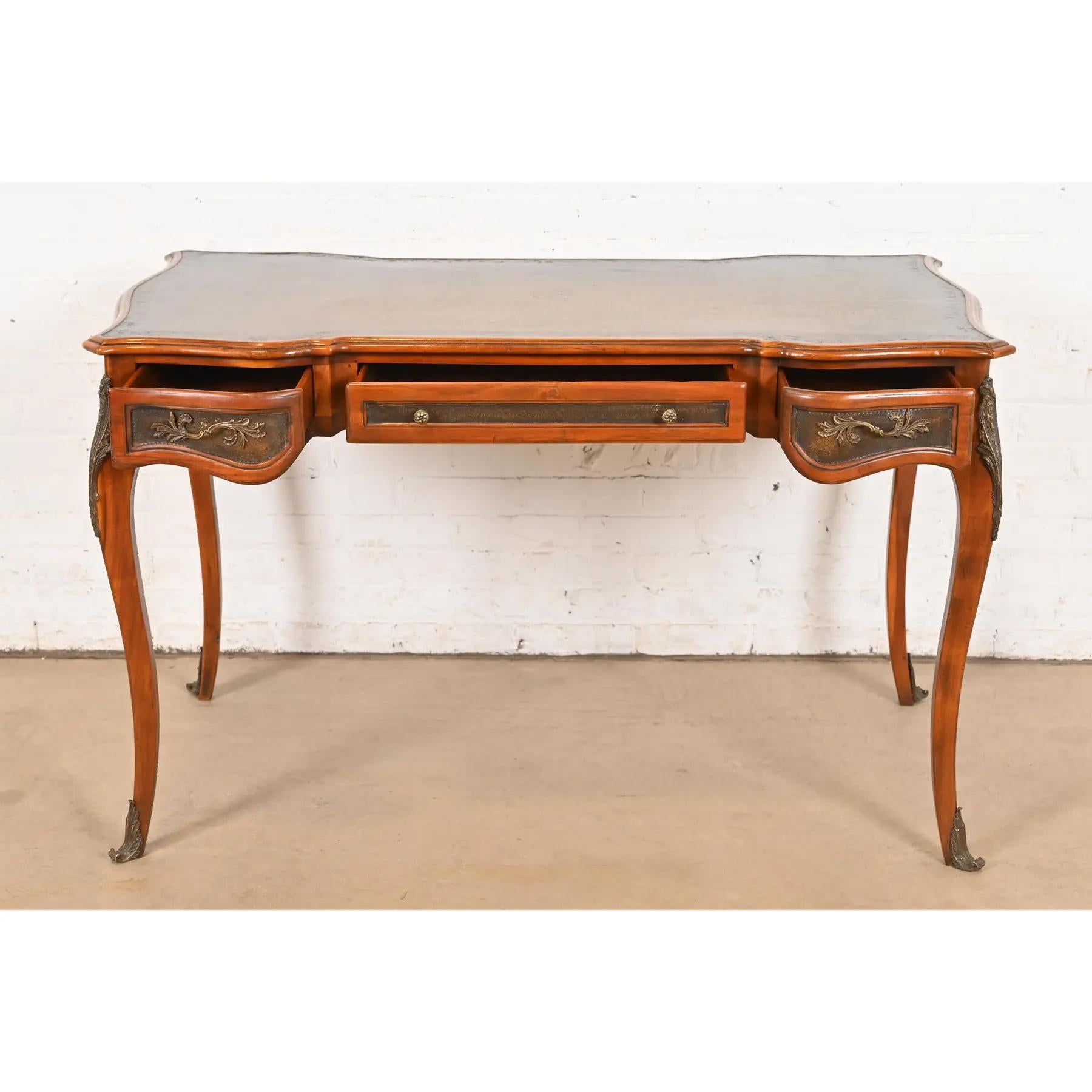 XXI secolo e contemporaneo Theodore Alexander, scrivania francese Luigi XV in noce con piano in pelle Plat in vendita
