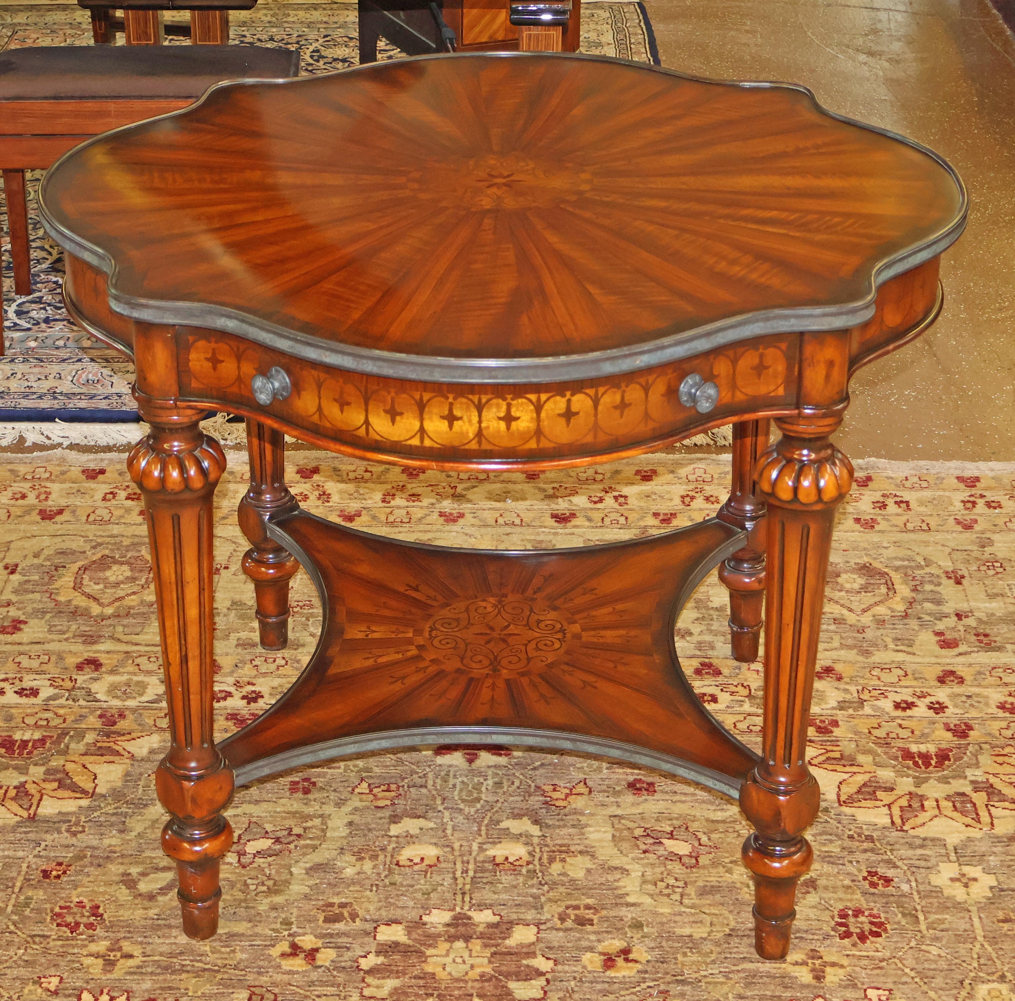 ​Theodore Alexander French Style Inlaid Burled Walnut Lamp End Center Table

Dimensions : 30.5