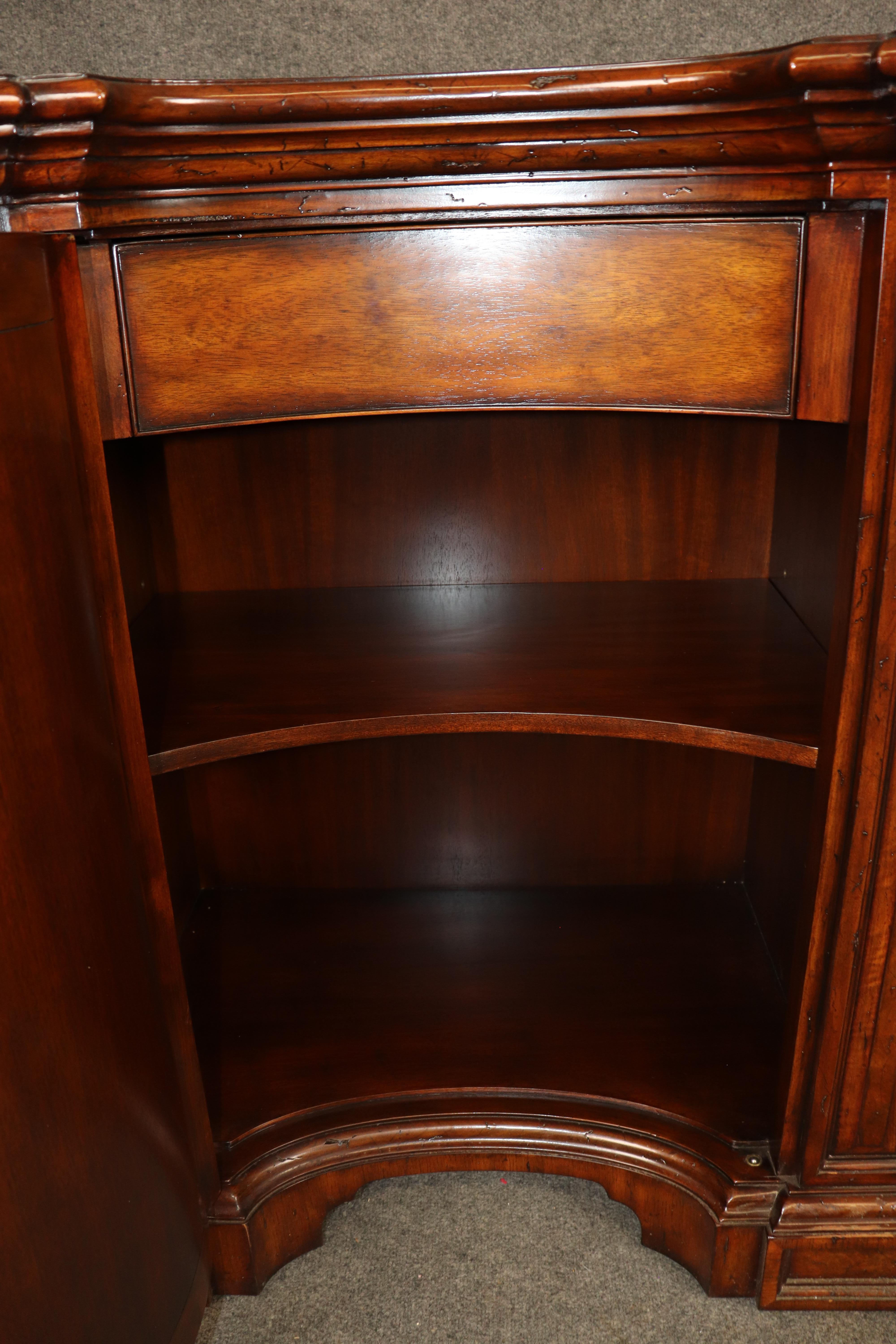 Aparador Buffet Estilo Georgiano Theodore Alexander Acabado Nogal en venta 4