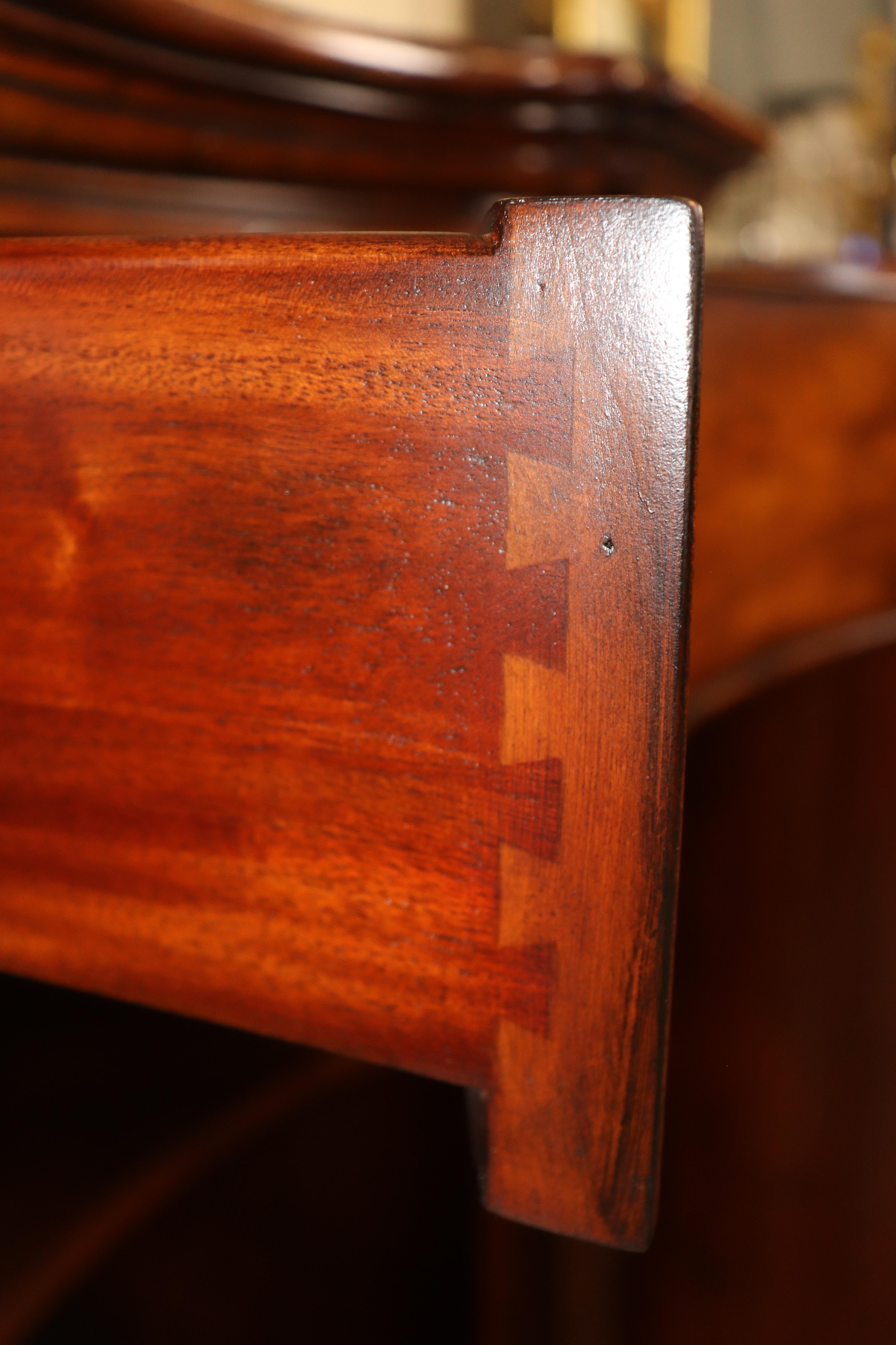 Aparador Buffet Estilo Georgiano Theodore Alexander Acabado Nogal en venta 5