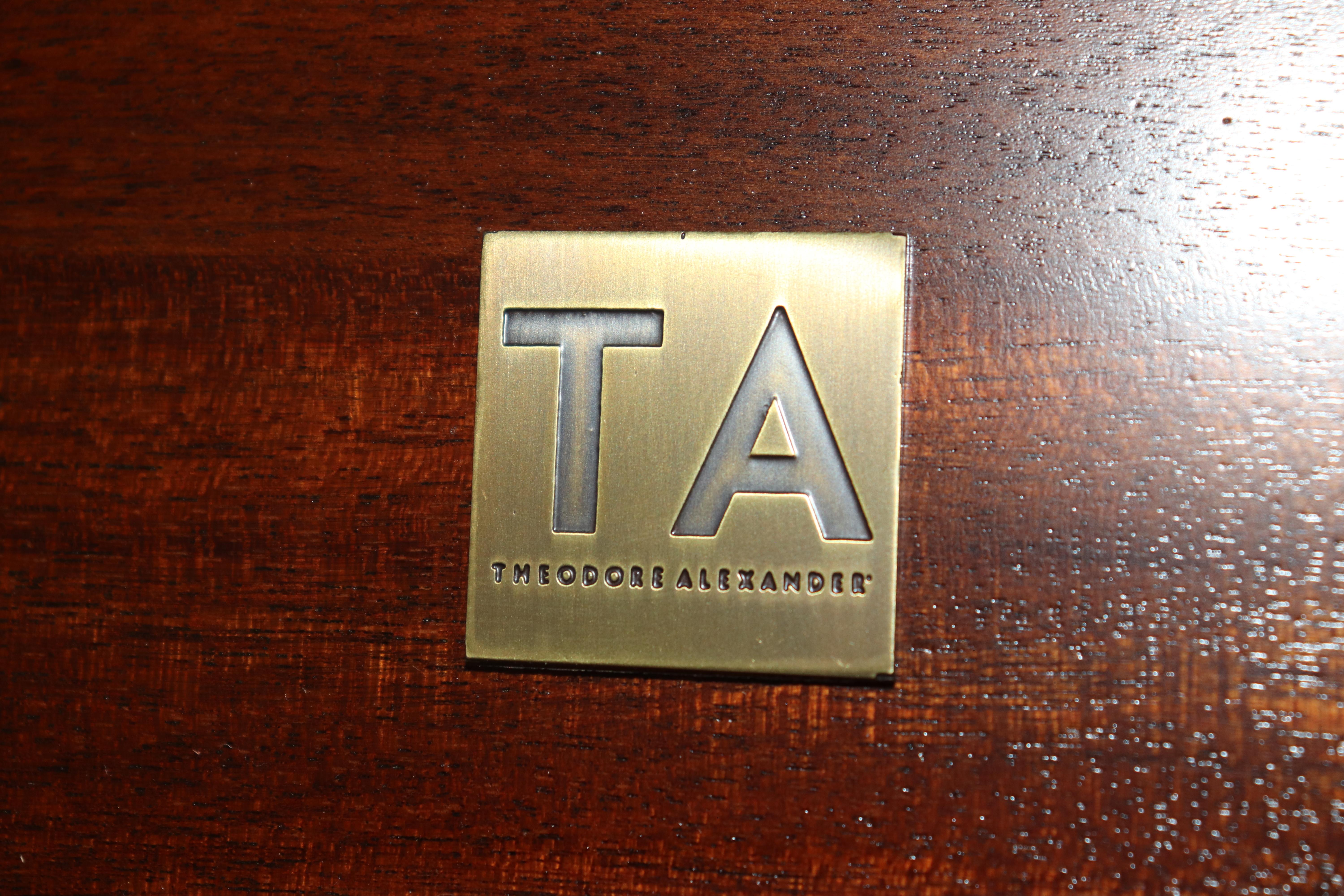 Aparador Buffet Estilo Georgiano Theodore Alexander Acabado Nogal en venta 6