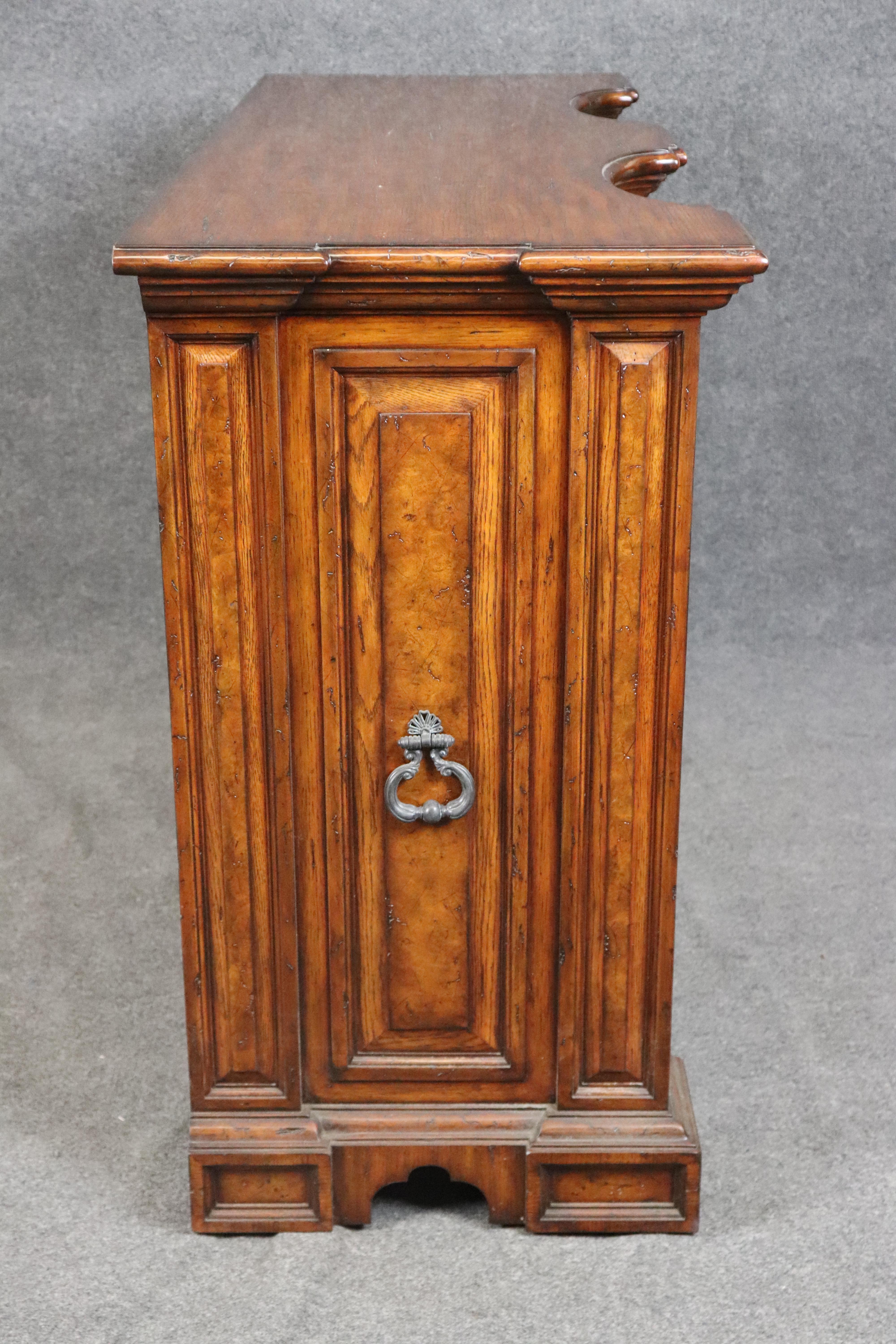 Aparador Buffet Estilo Georgiano Theodore Alexander Acabado Nogal Filipino en venta