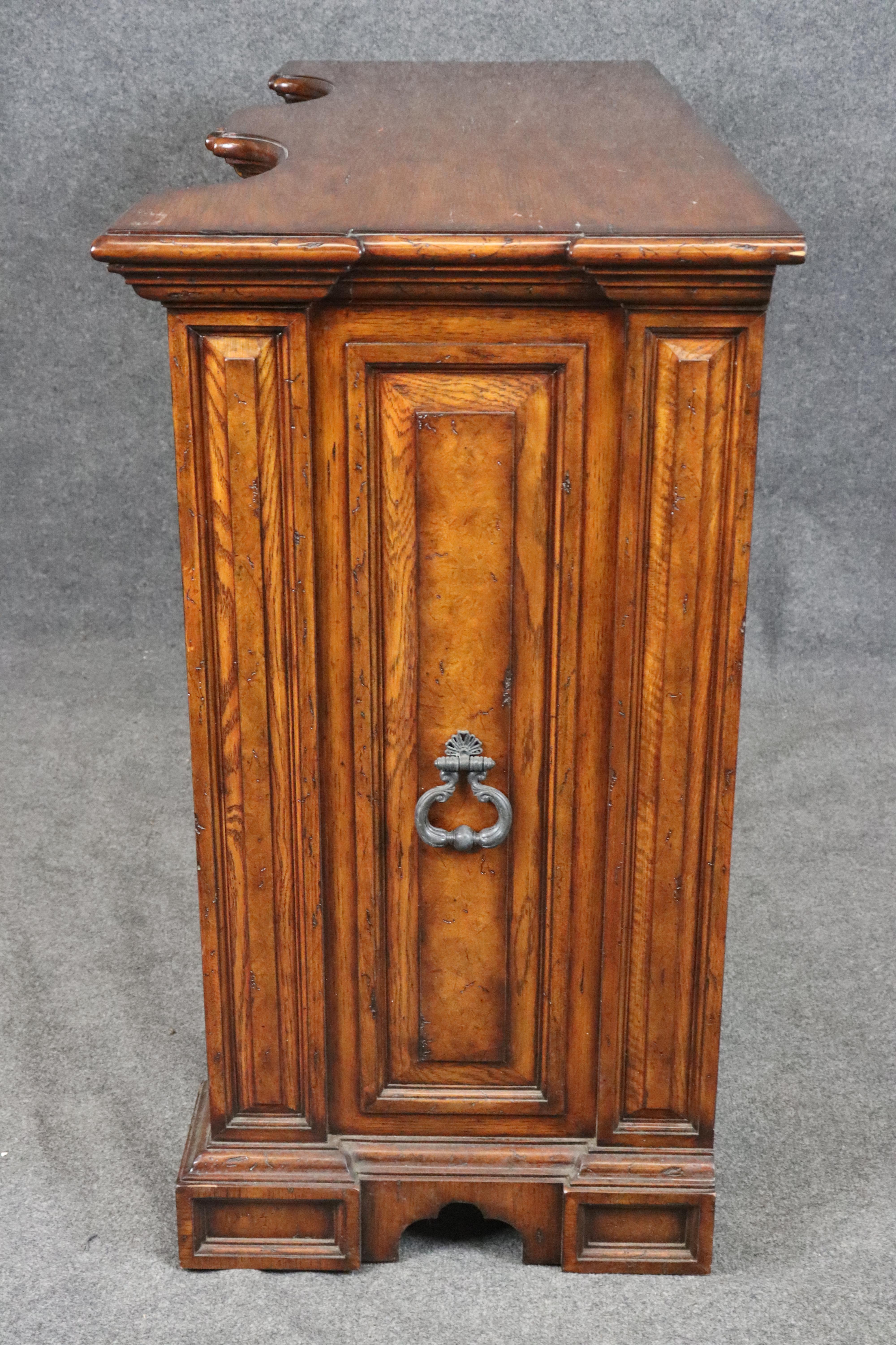 Aparador Buffet Estilo Georgiano Theodore Alexander Acabado Nogal Hecho a mano en venta