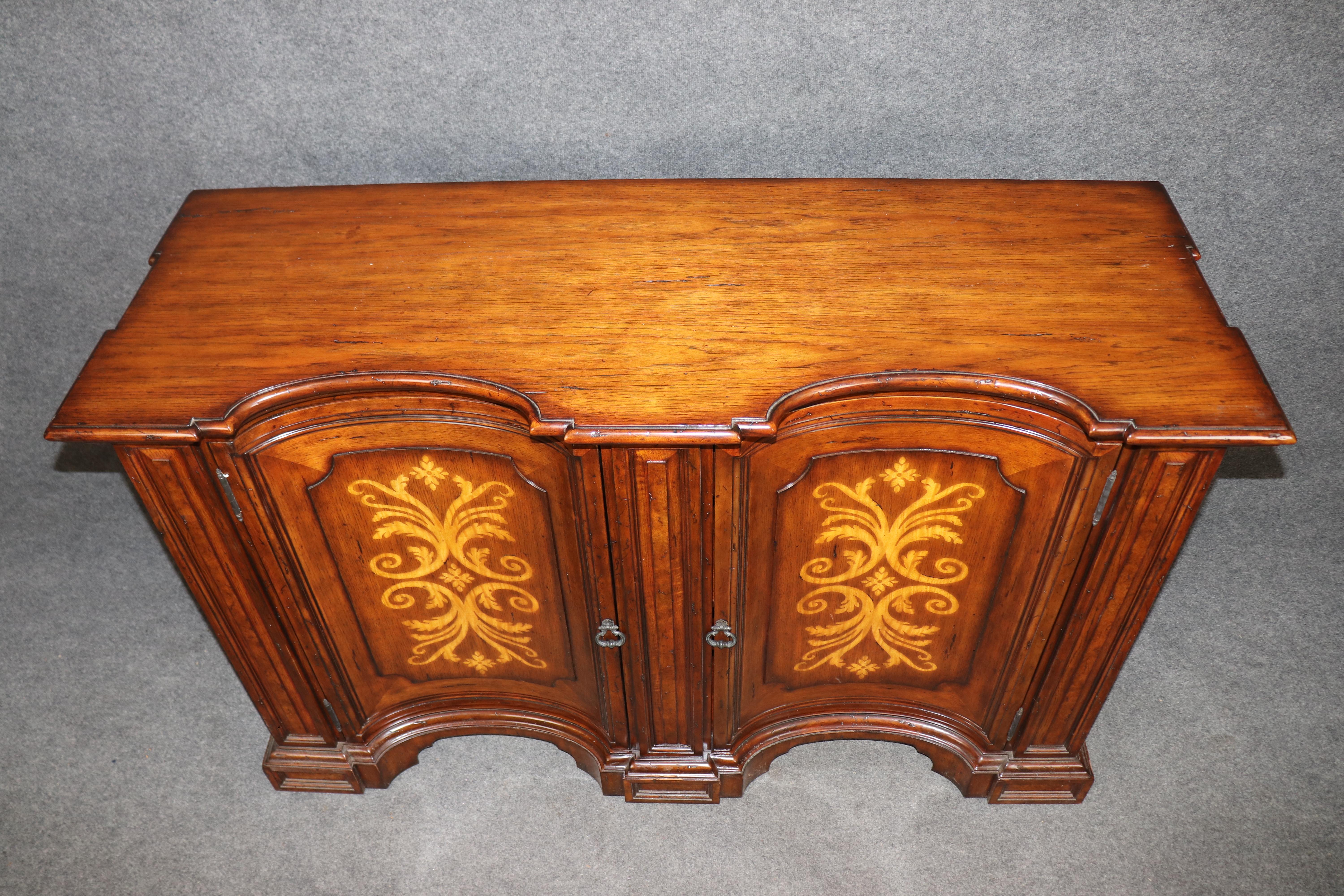 Aparador Buffet Estilo Georgiano Theodore Alexander Acabado Nogal en Bueno estado para la venta en Swedesboro, NJ