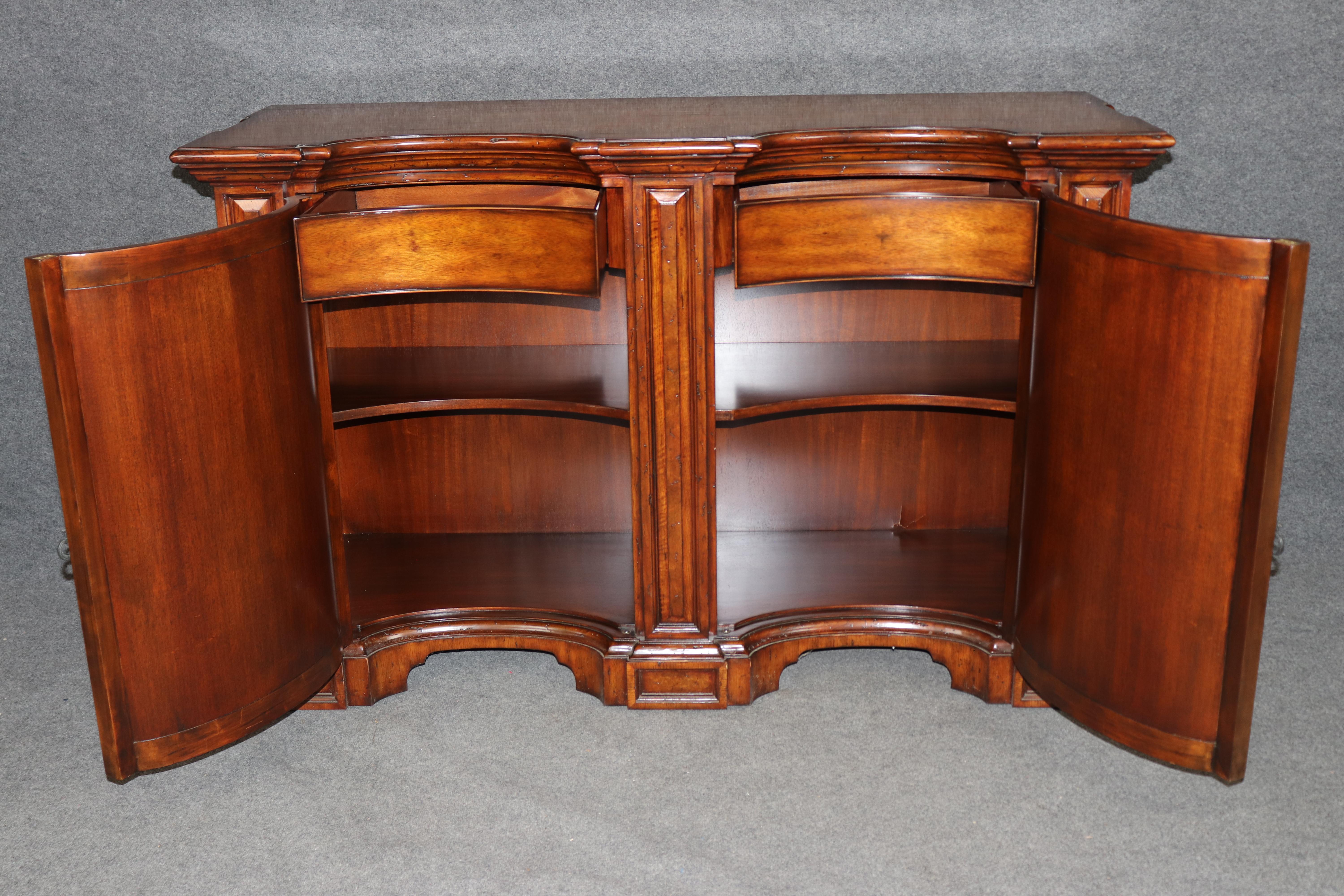Aparador Buffet Estilo Georgiano Theodore Alexander Acabado Nogal siglo XX en venta