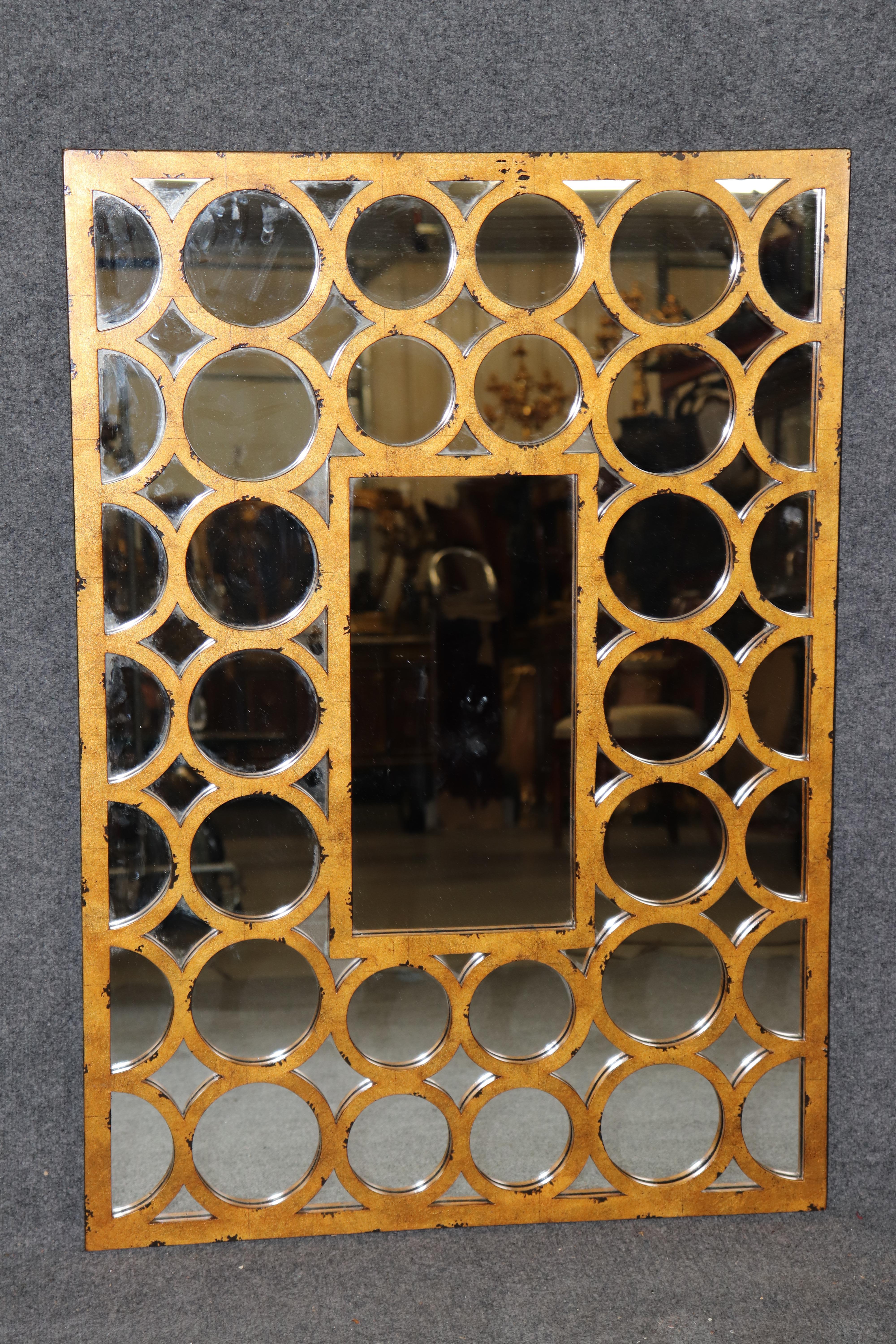 Dimensions - H : 40 1/2 in W : 28 1/2 in D : 1 1/2 in 

Ajoutez une touche saisissante de sophistication intemporelle à votre intérieur avec ce miroir mural de style Hollywood Regency du célèbre fabricant Theodore Alexander. Fabriqué avec le souci