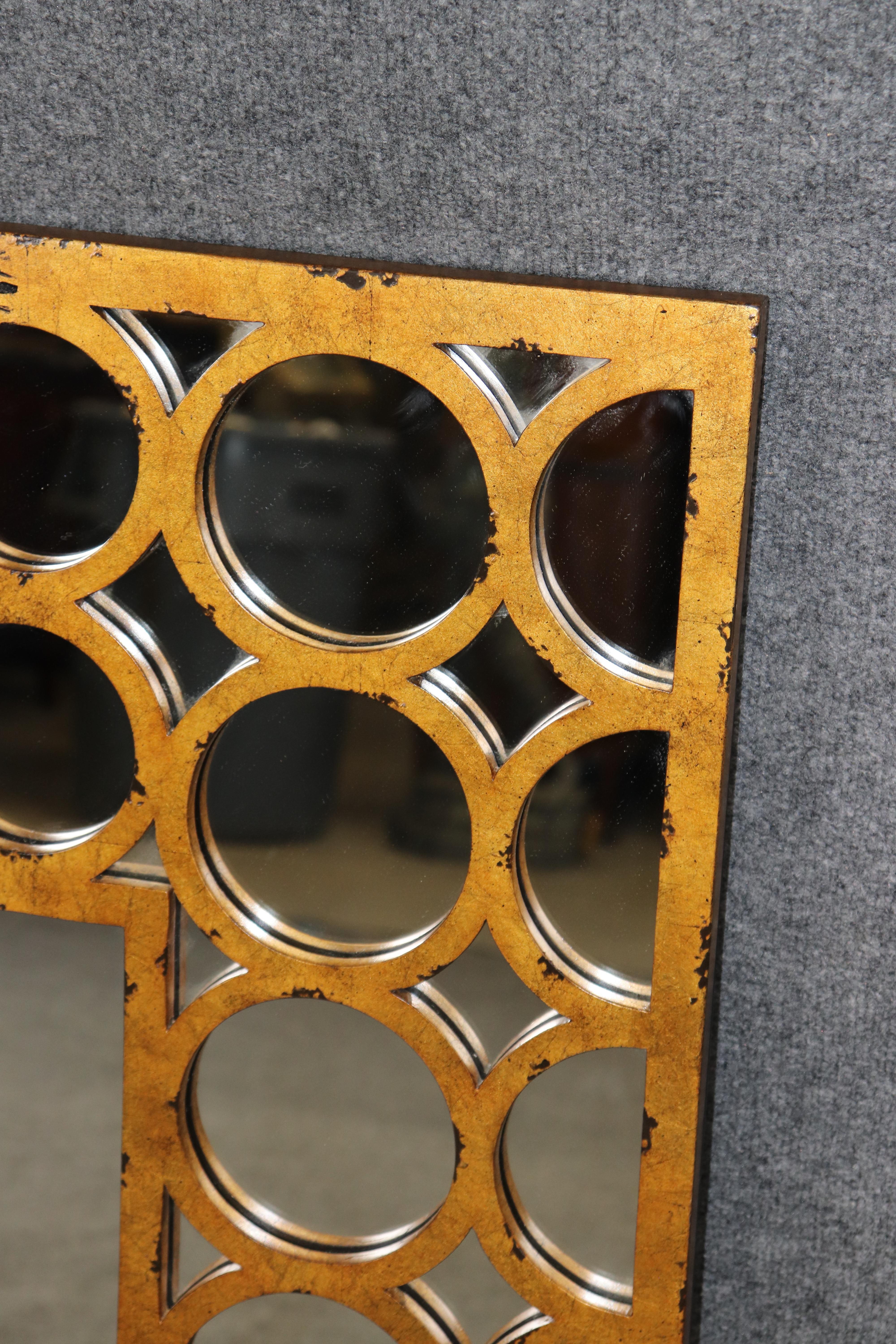 20ième siècle Theodore Alexander Miroir doré dépoli de style régence hollywoodienne en vente