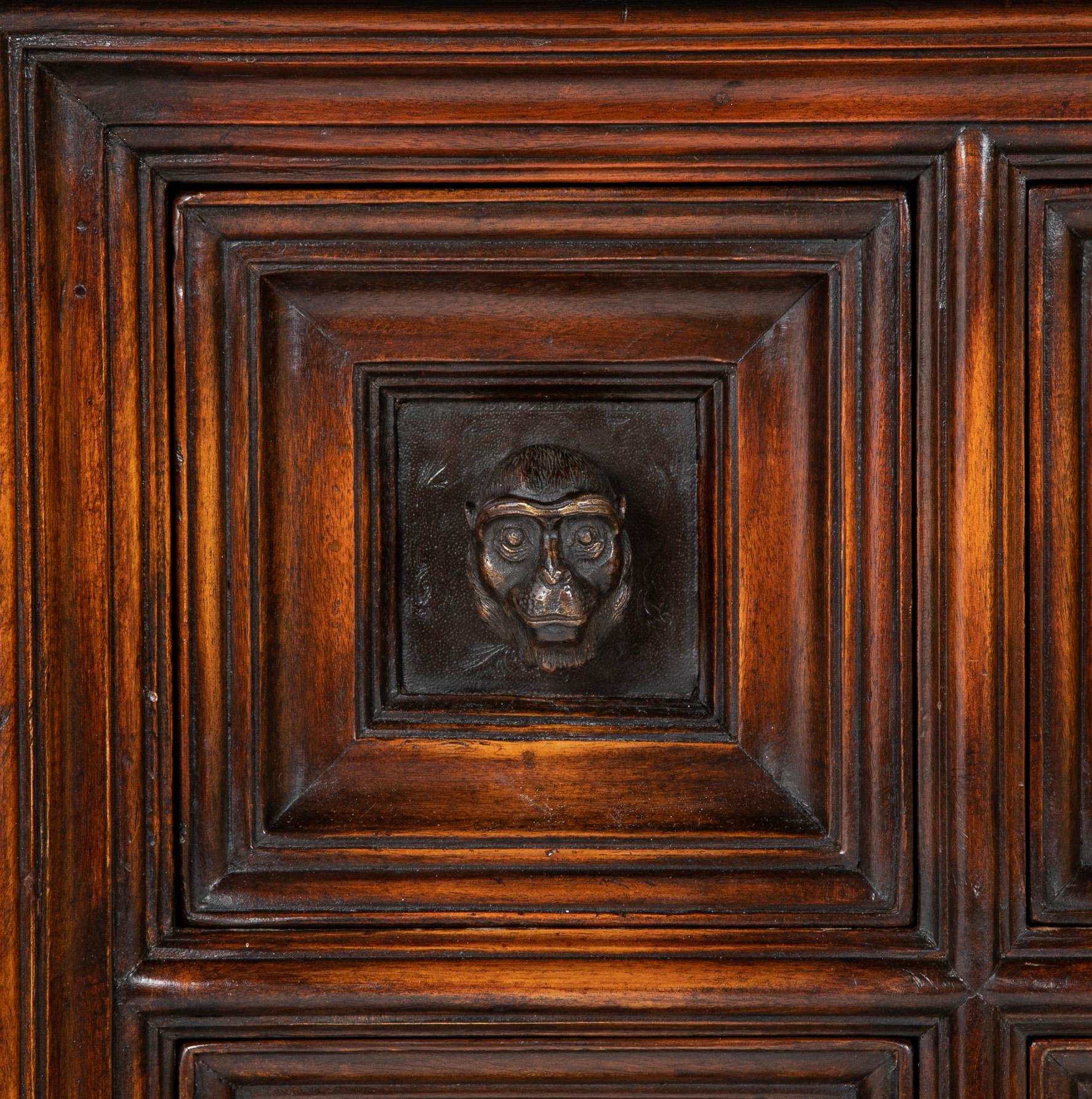 Américain Commode humoristique Theodore Alexander à neuf tiroirs avec poignées en bronze en forme de tête de singe  en vente