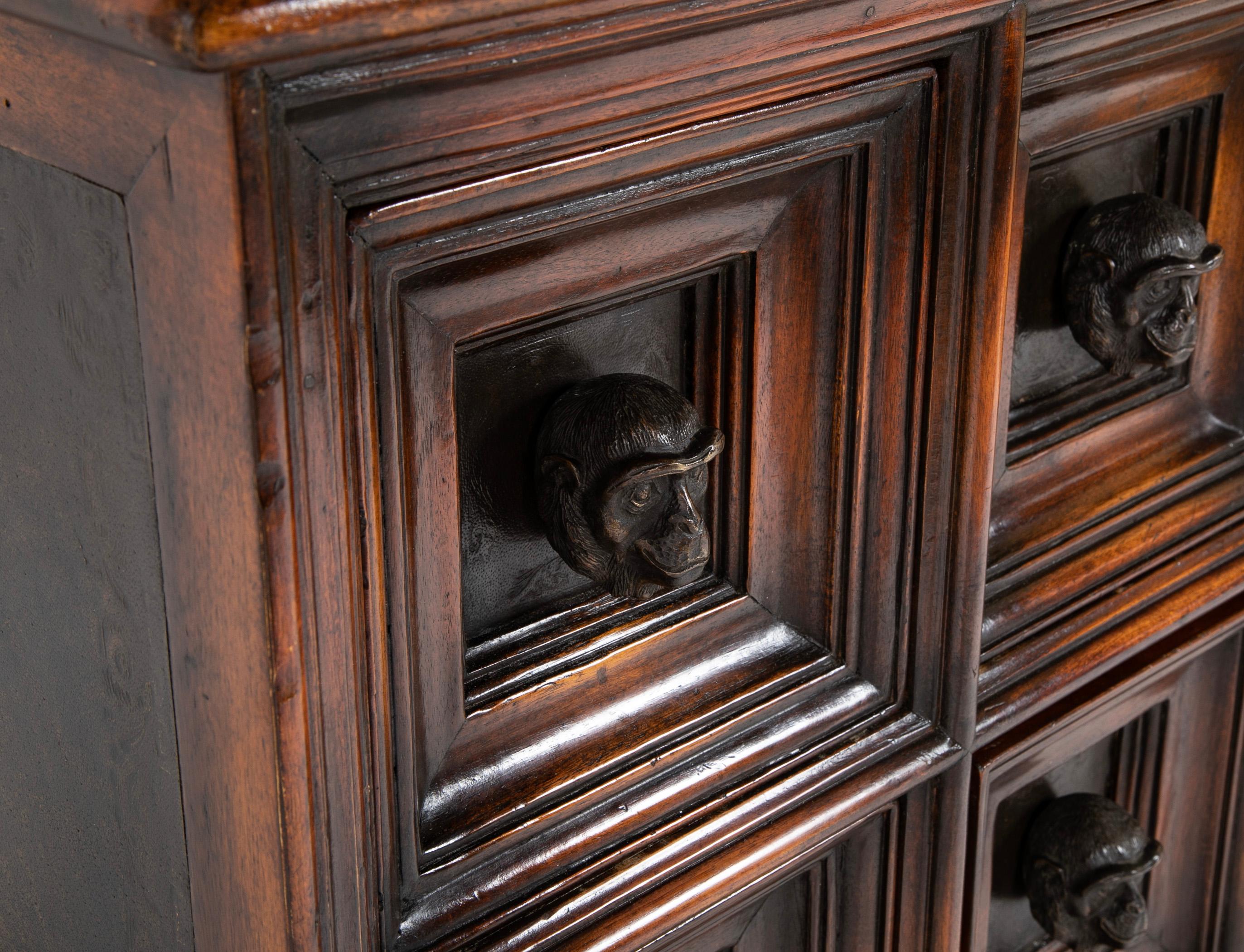 Commode humoristique Theodore Alexander à neuf tiroirs avec poignées en bronze en forme de tête de singe  en vente 1