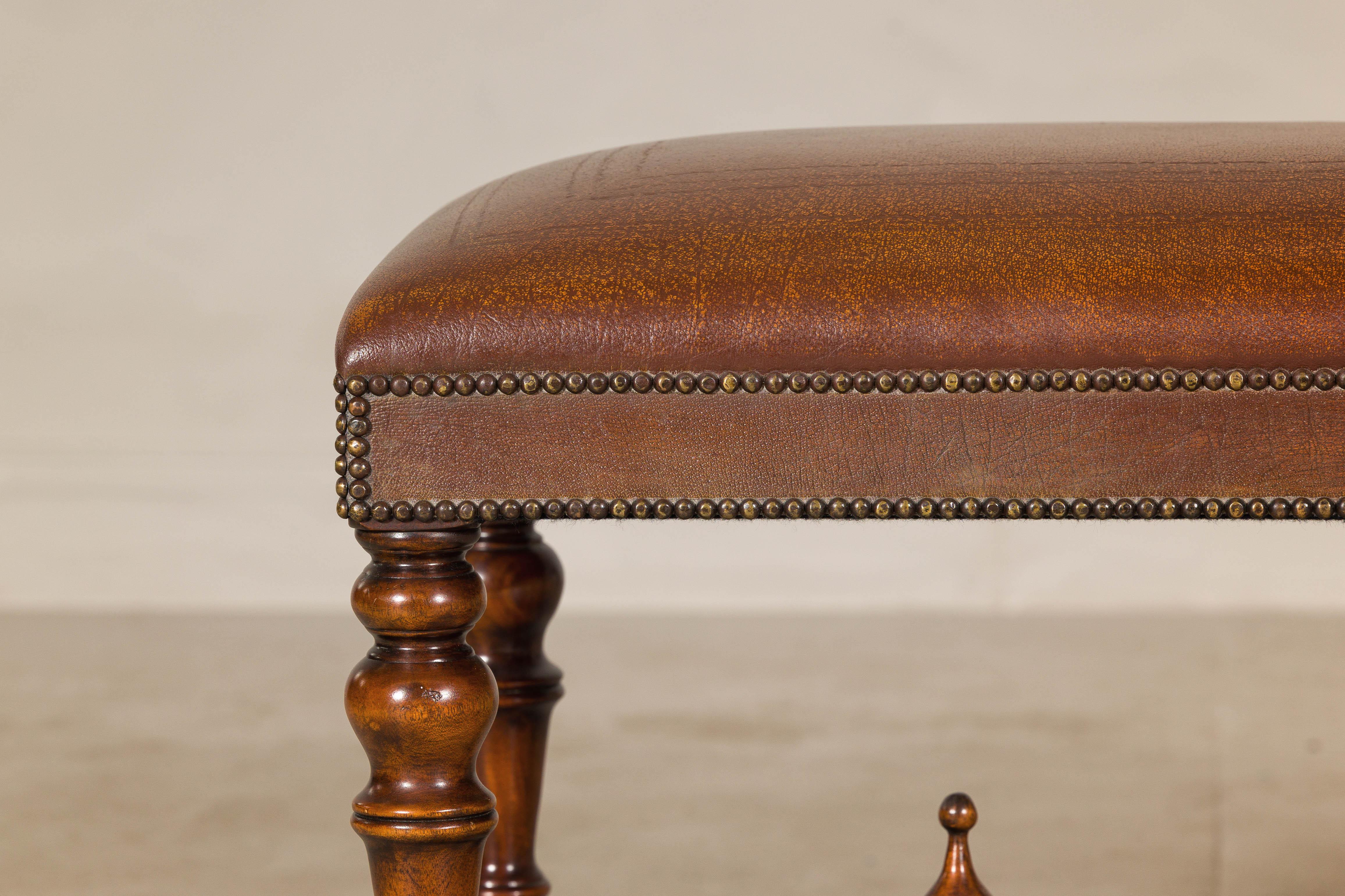Banc en cuir de style Louis XIII avec pieds en bois dur tourné Theodore Alexander en vente 4