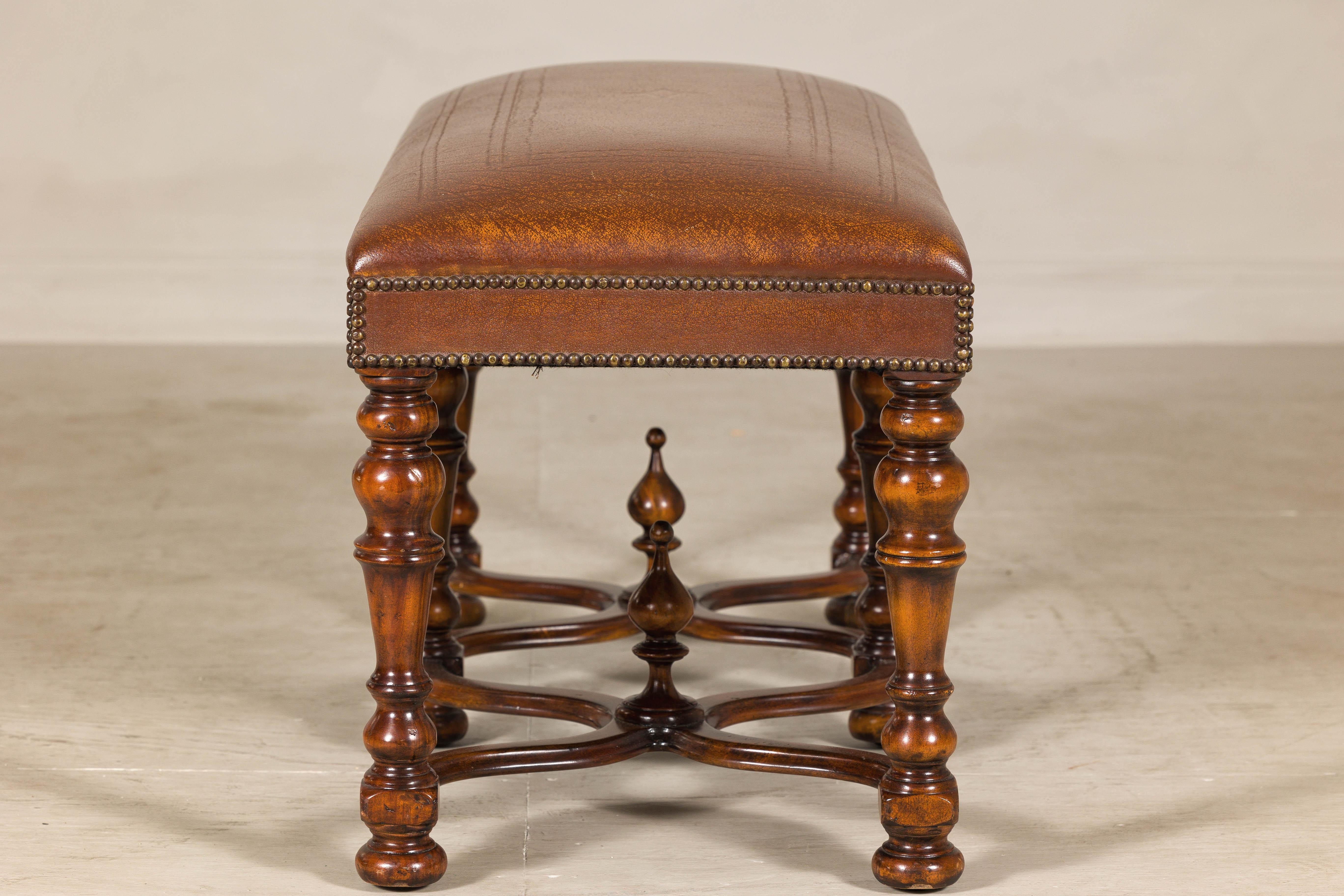Banc en cuir de style Louis XIII avec pieds en bois dur tourné Theodore Alexander en vente 5