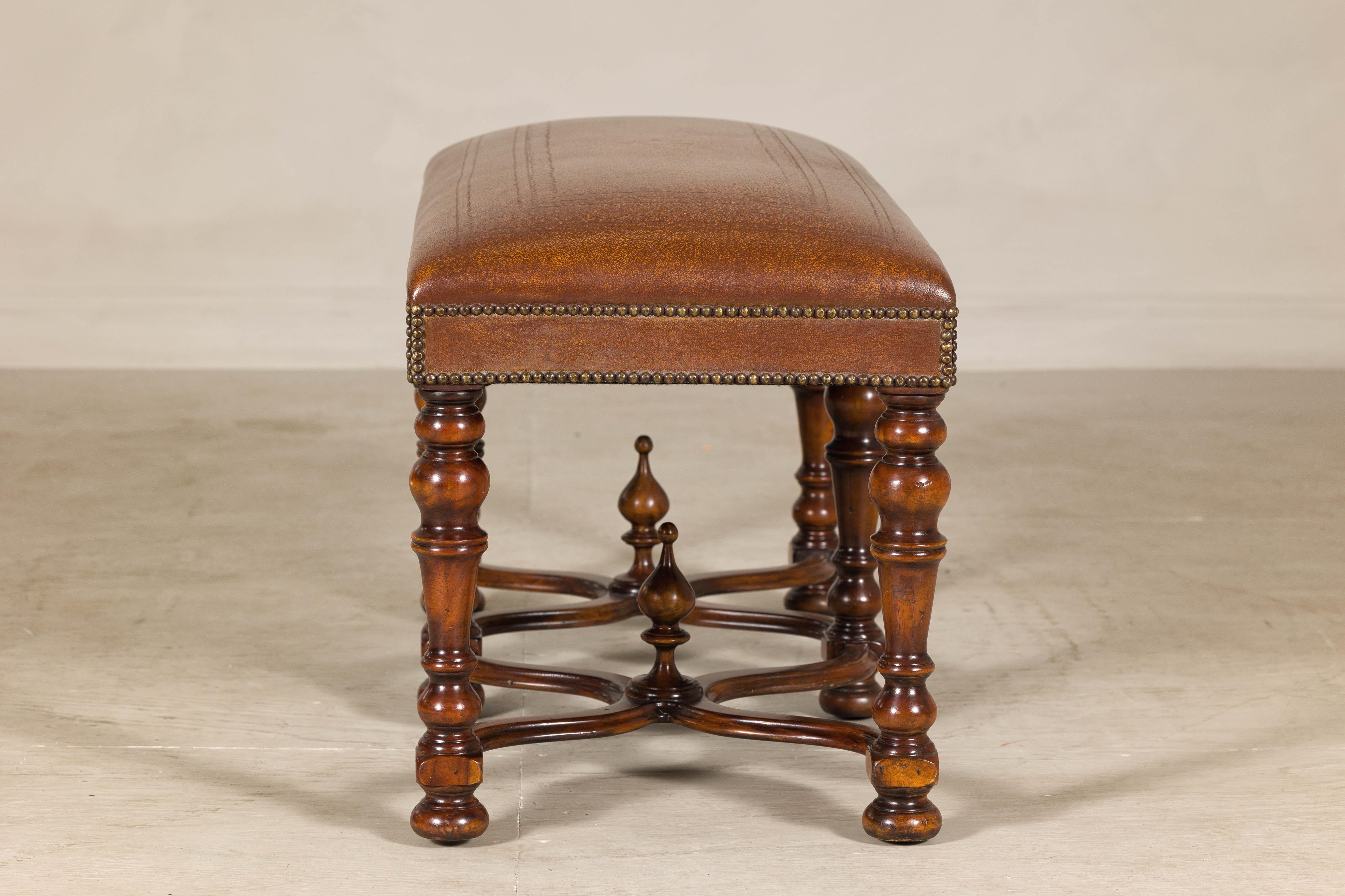 Banc en cuir de style Louis XIII avec pieds en bois dur tourné Theodore Alexander en vente 6