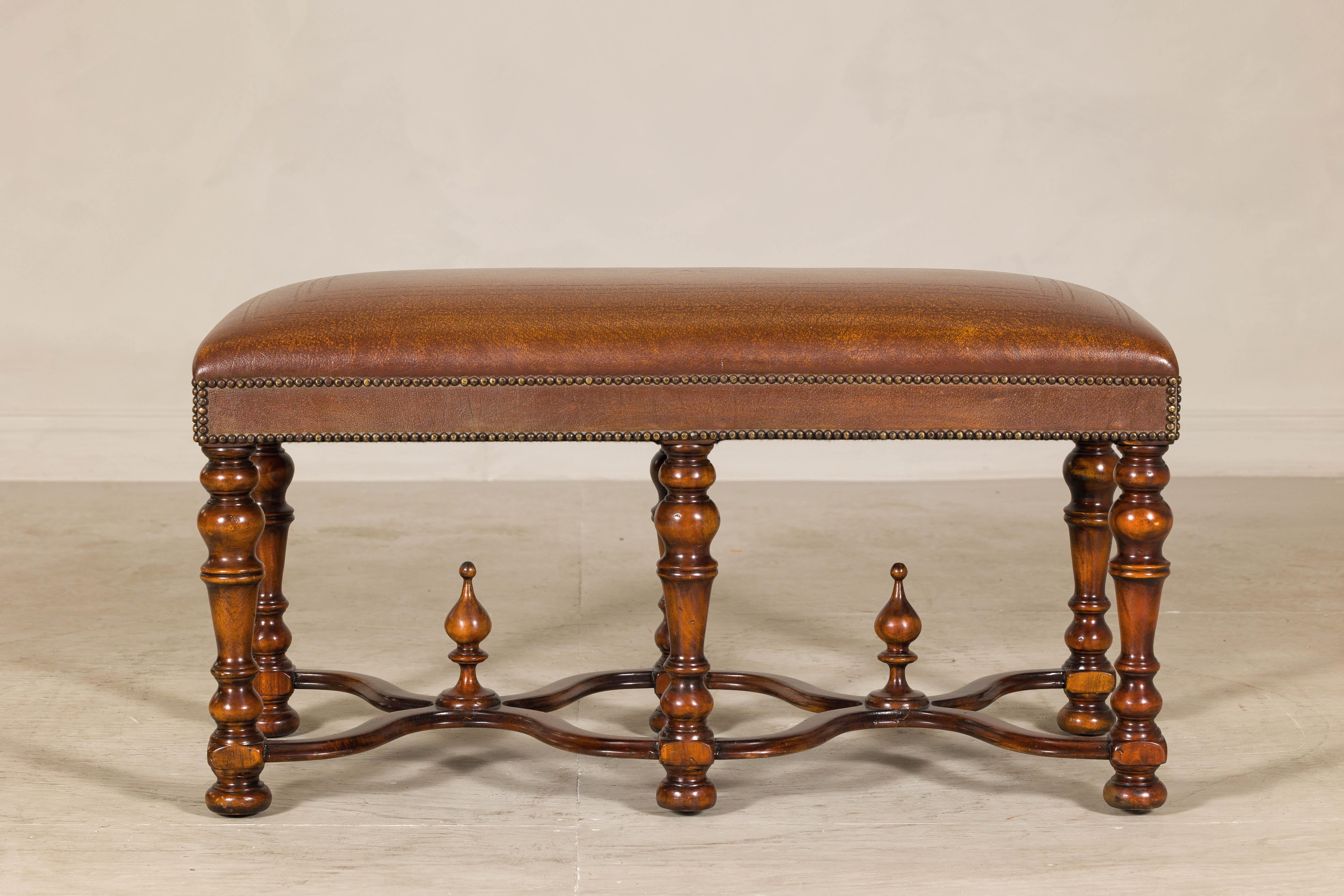 Banc en cuir de style Louis XIII avec pieds en bois dur tourné Theodore Alexander en vente 7