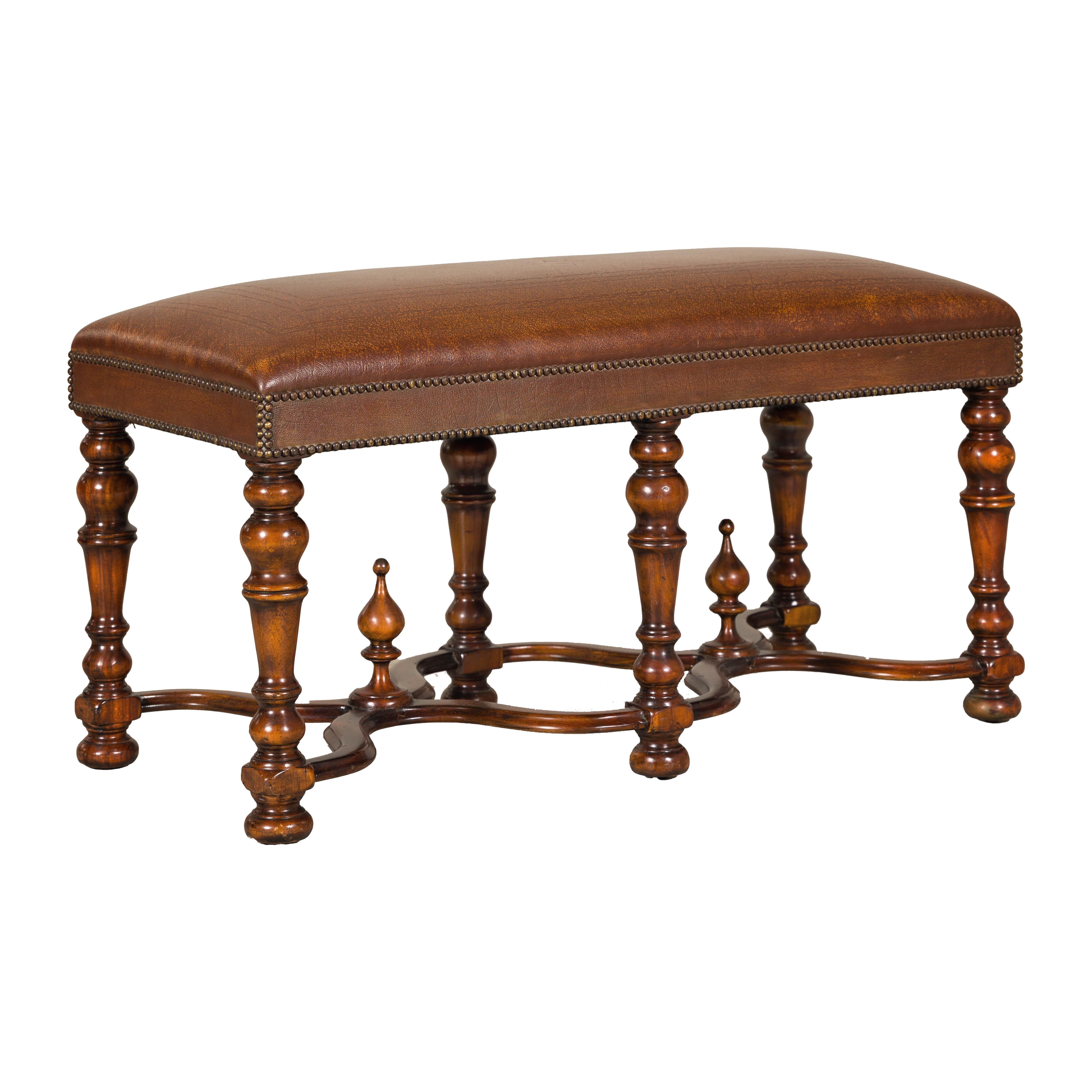 Banc en cuir de style Louis XIII avec pieds en bois dur tourné Theodore Alexander en vente 8