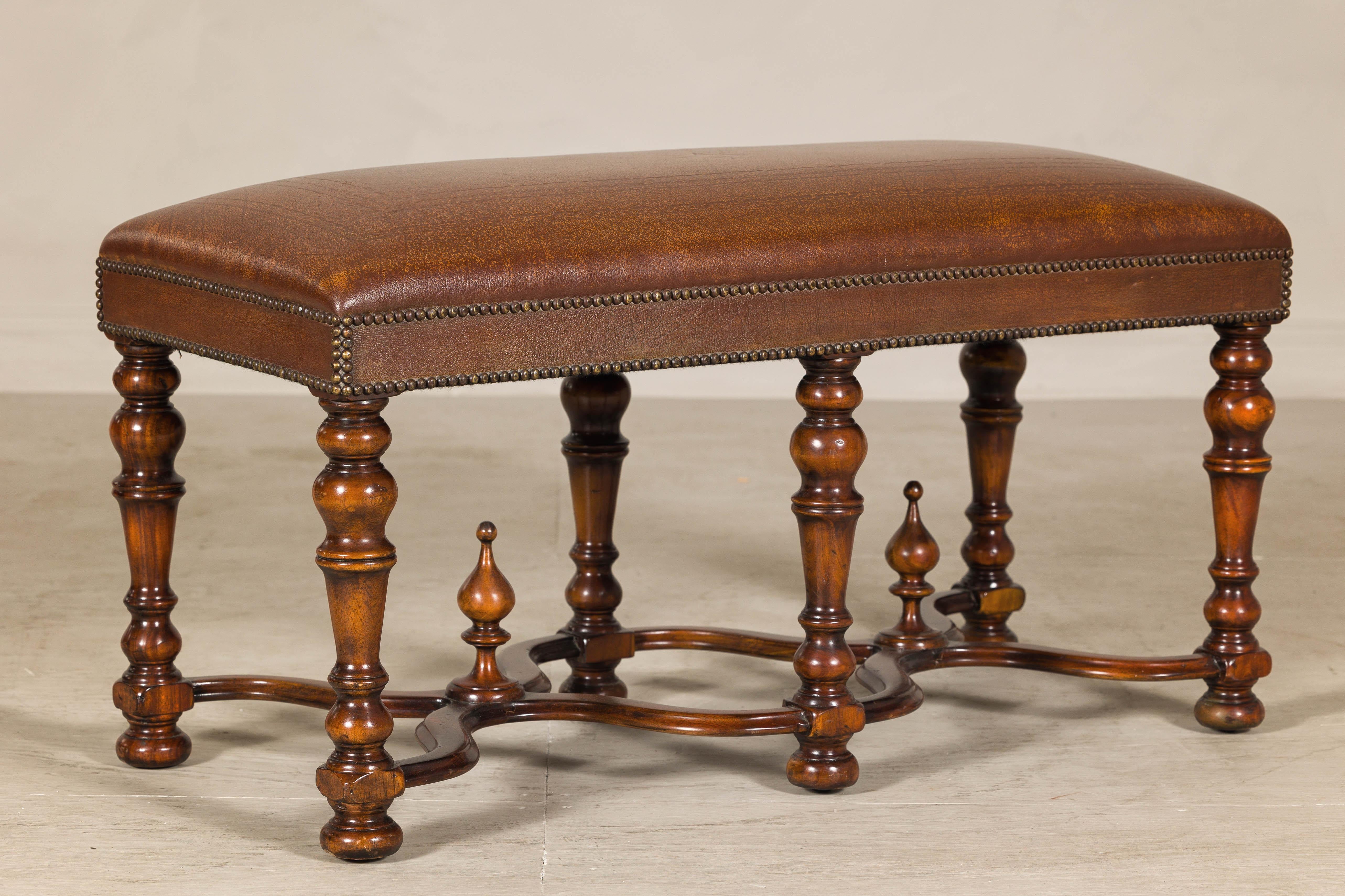 Américain Banc en cuir de style Louis XIII avec pieds en bois dur tourné Theodore Alexander en vente
