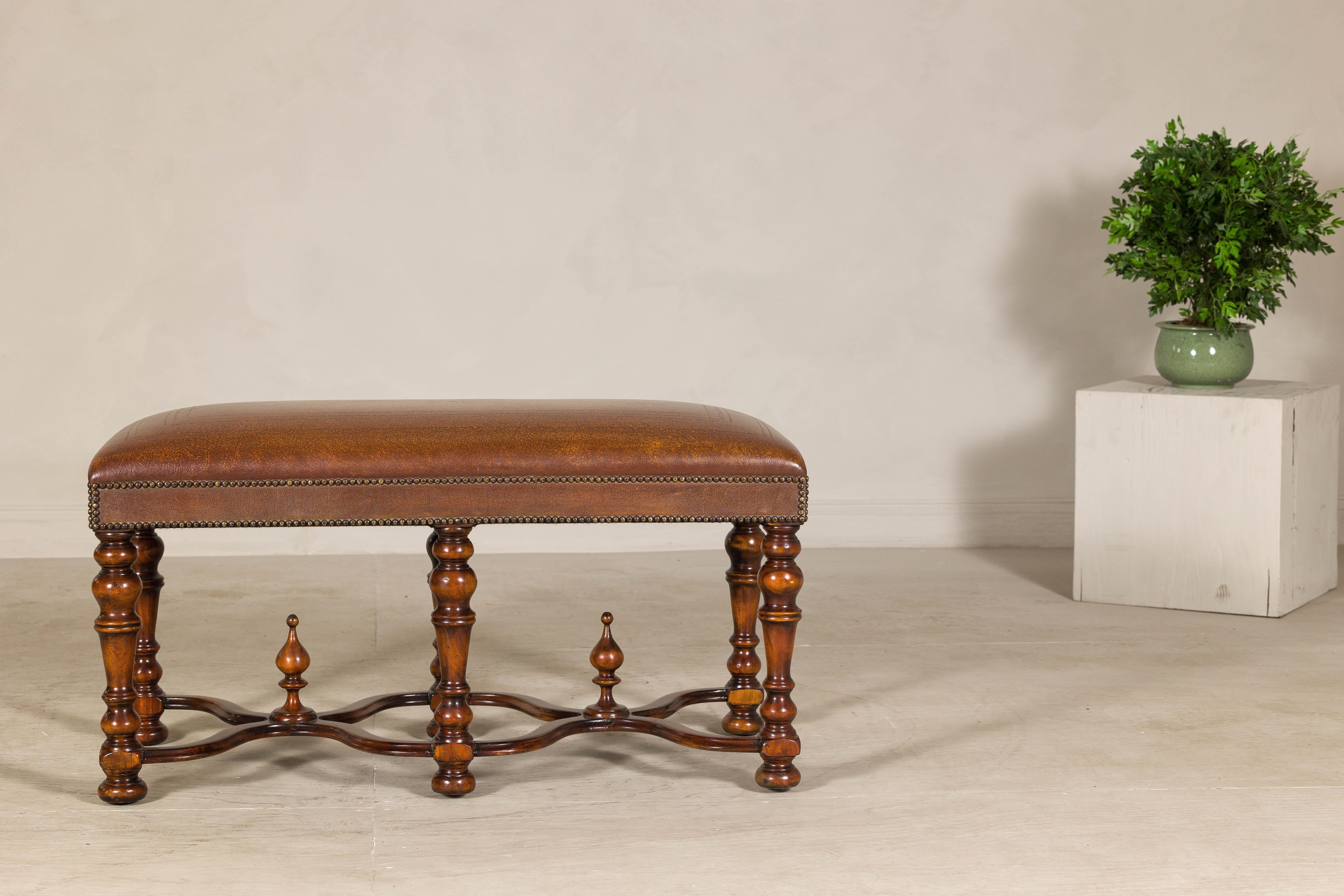 Embossé Banc en cuir de style Louis XIII avec pieds en bois dur tourné Theodore Alexander en vente
