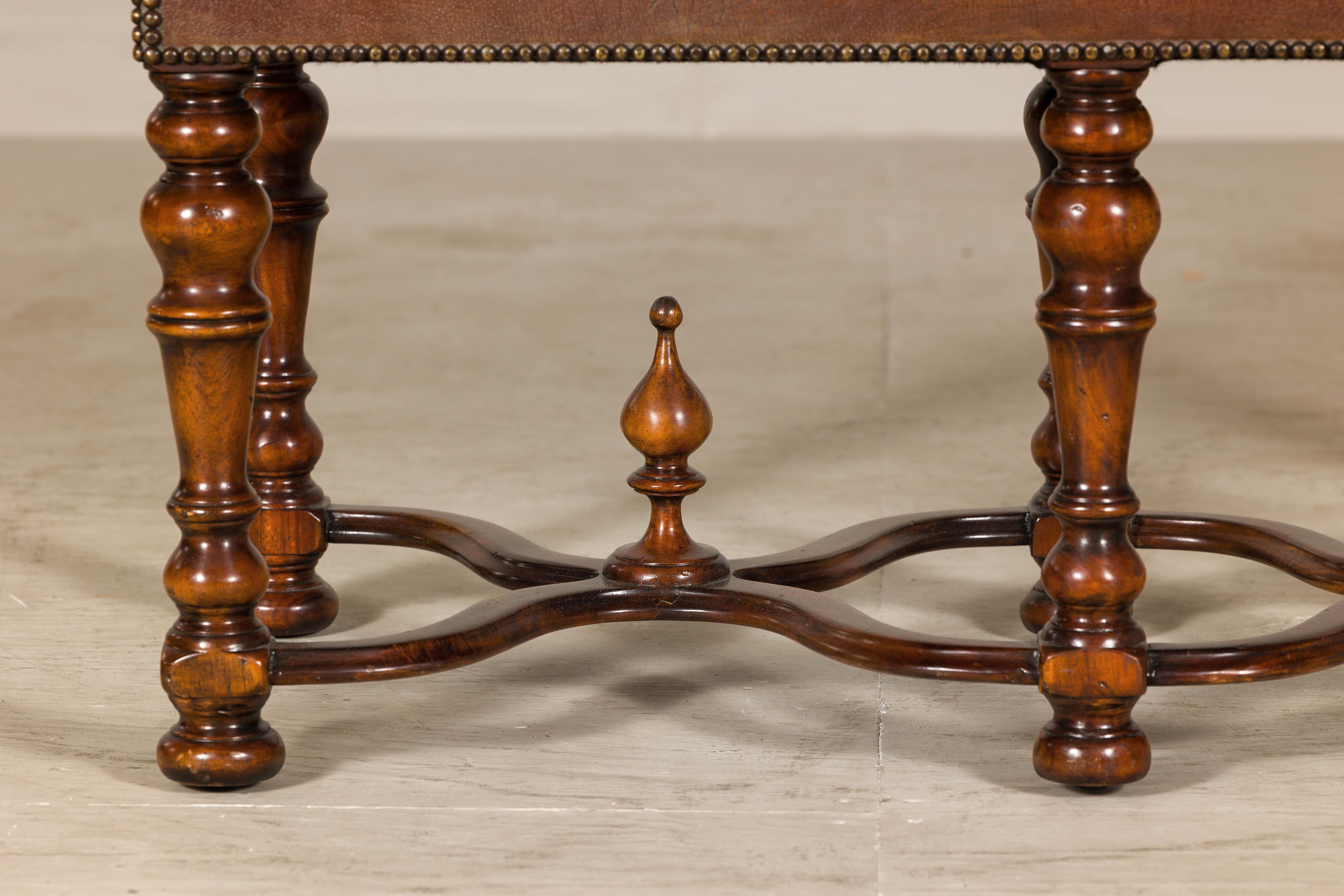 Banc en cuir de style Louis XIII avec pieds en bois dur tourné Theodore Alexander Bon état - En vente à Yonkers, NY