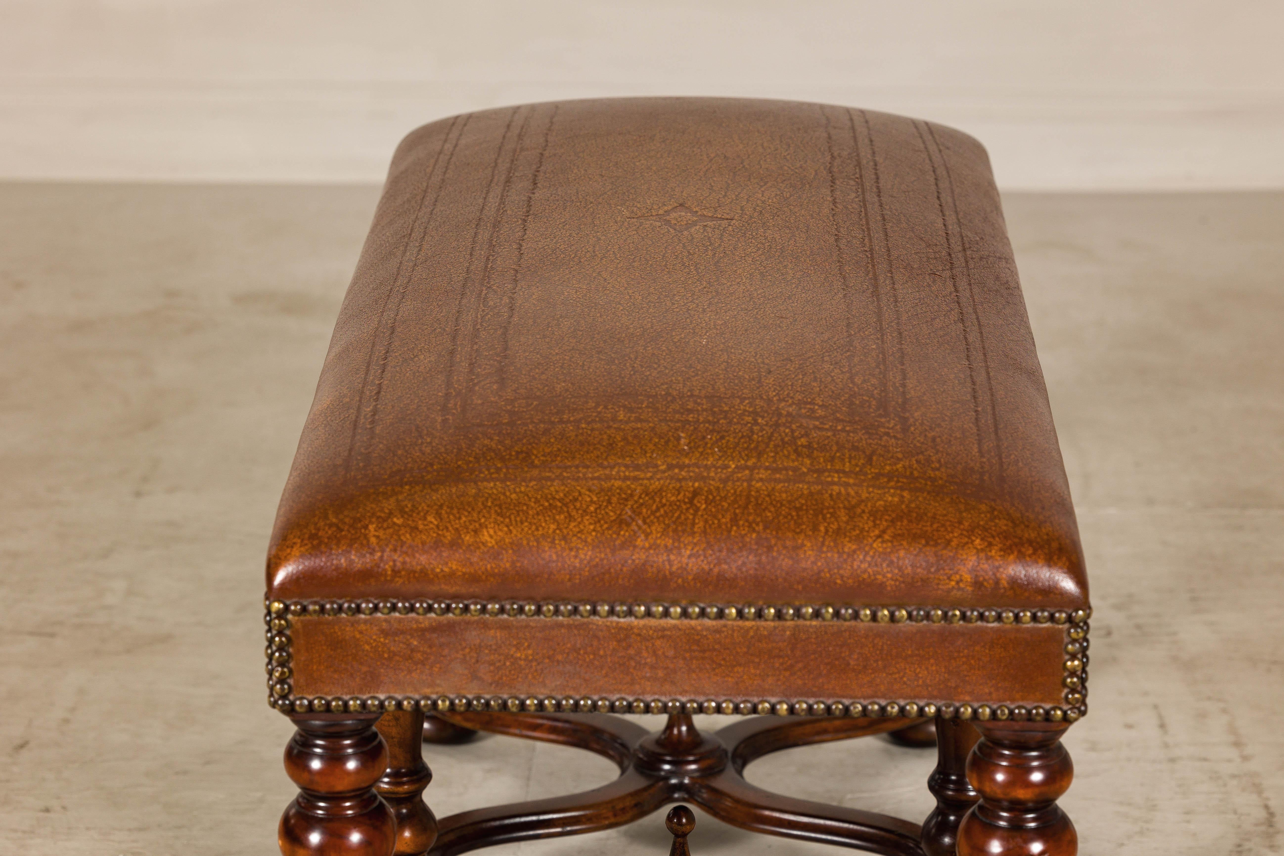 20ième siècle Banc en cuir de style Louis XIII avec pieds en bois dur tourné Theodore Alexander en vente