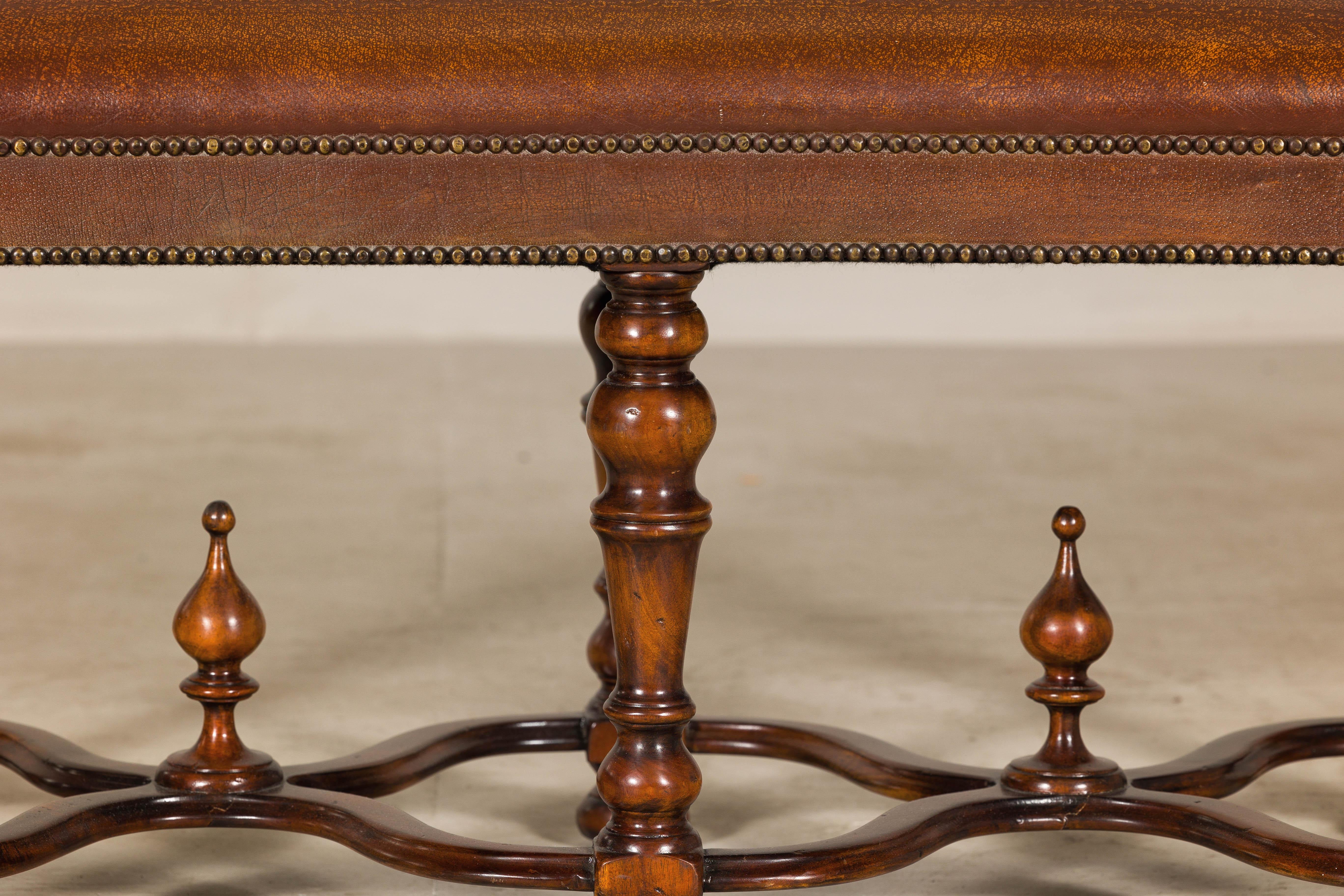 Cuir Banc en cuir de style Louis XIII avec pieds en bois dur tourné Theodore Alexander en vente