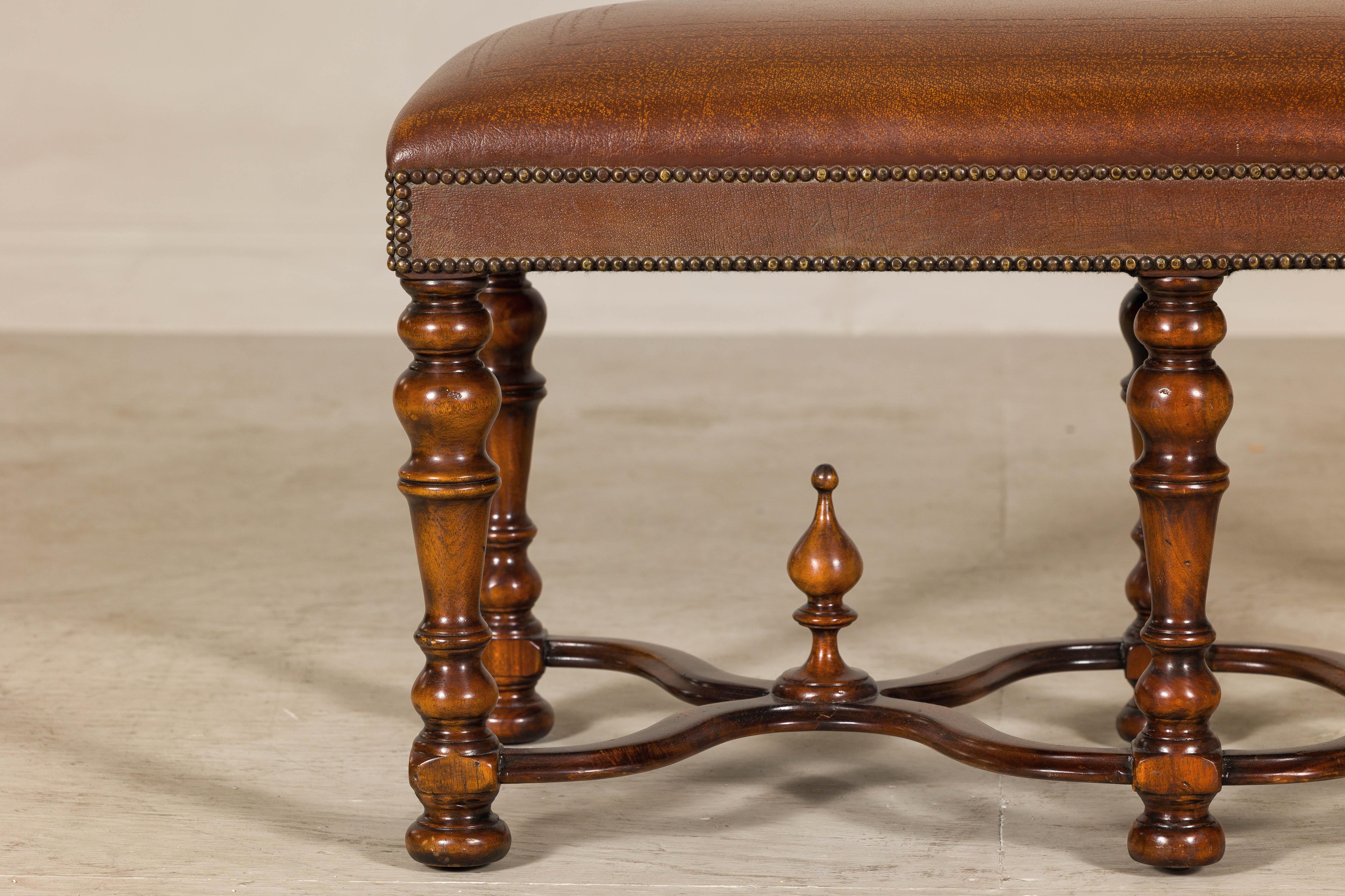 Banc en cuir de style Louis XIII avec pieds en bois dur tourné Theodore Alexander en vente 1