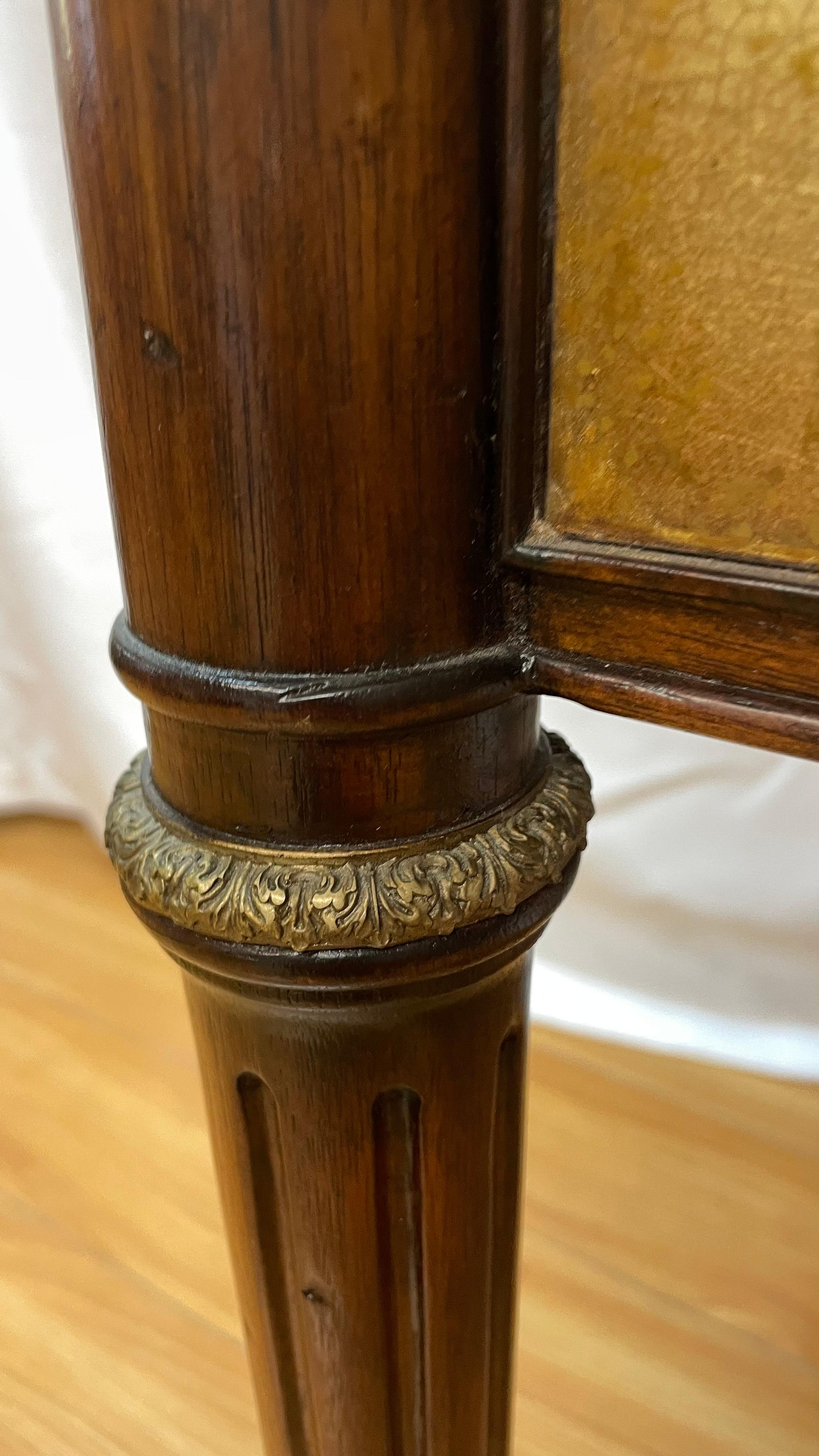 Bois Table d'appoint de style Louis XVI Theodore Alexander en vente
