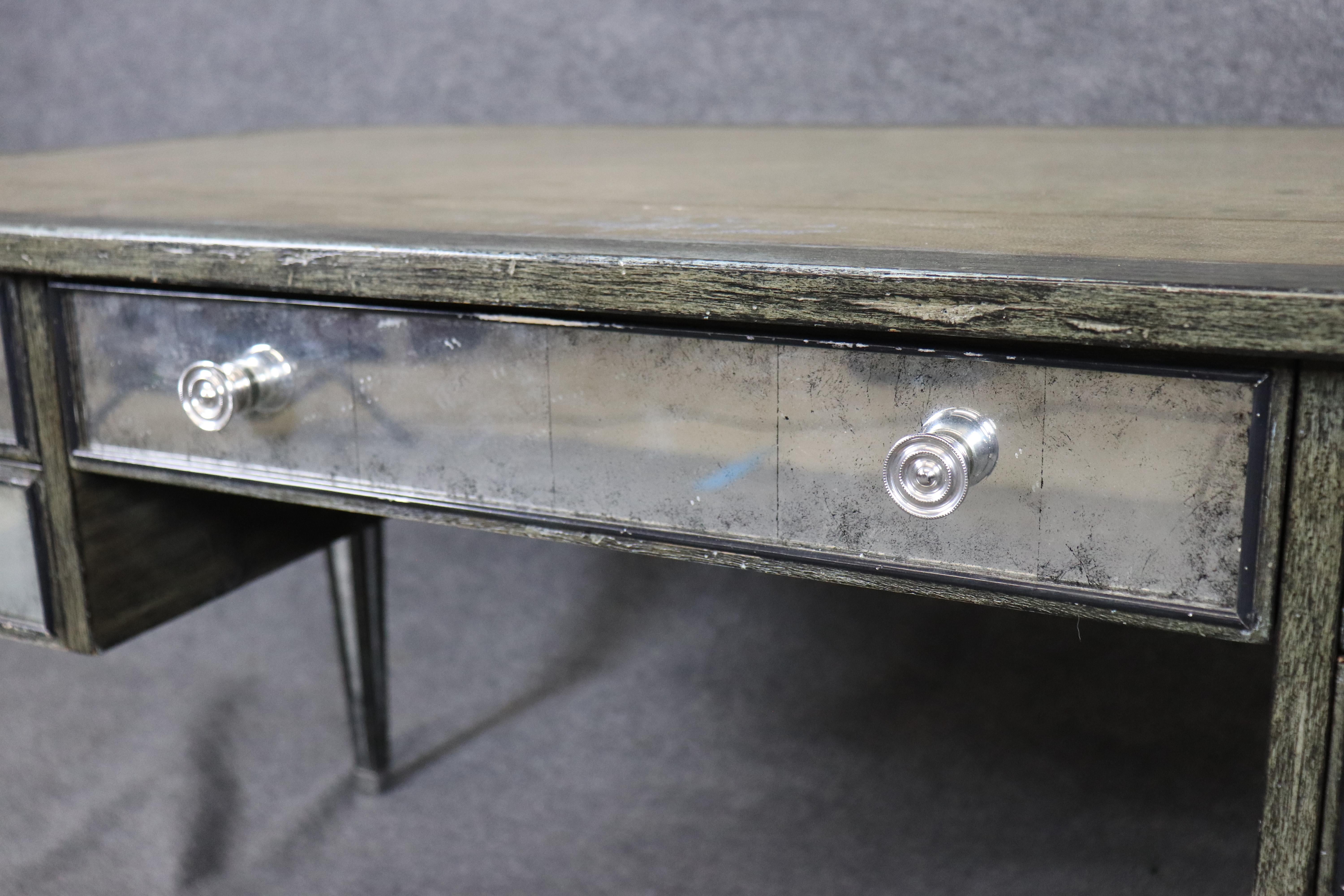 Theodore Alexander Louis XVI Stil verspiegelte Églomisé Lederplatte Schreibtisch Distressed im Angebot 4