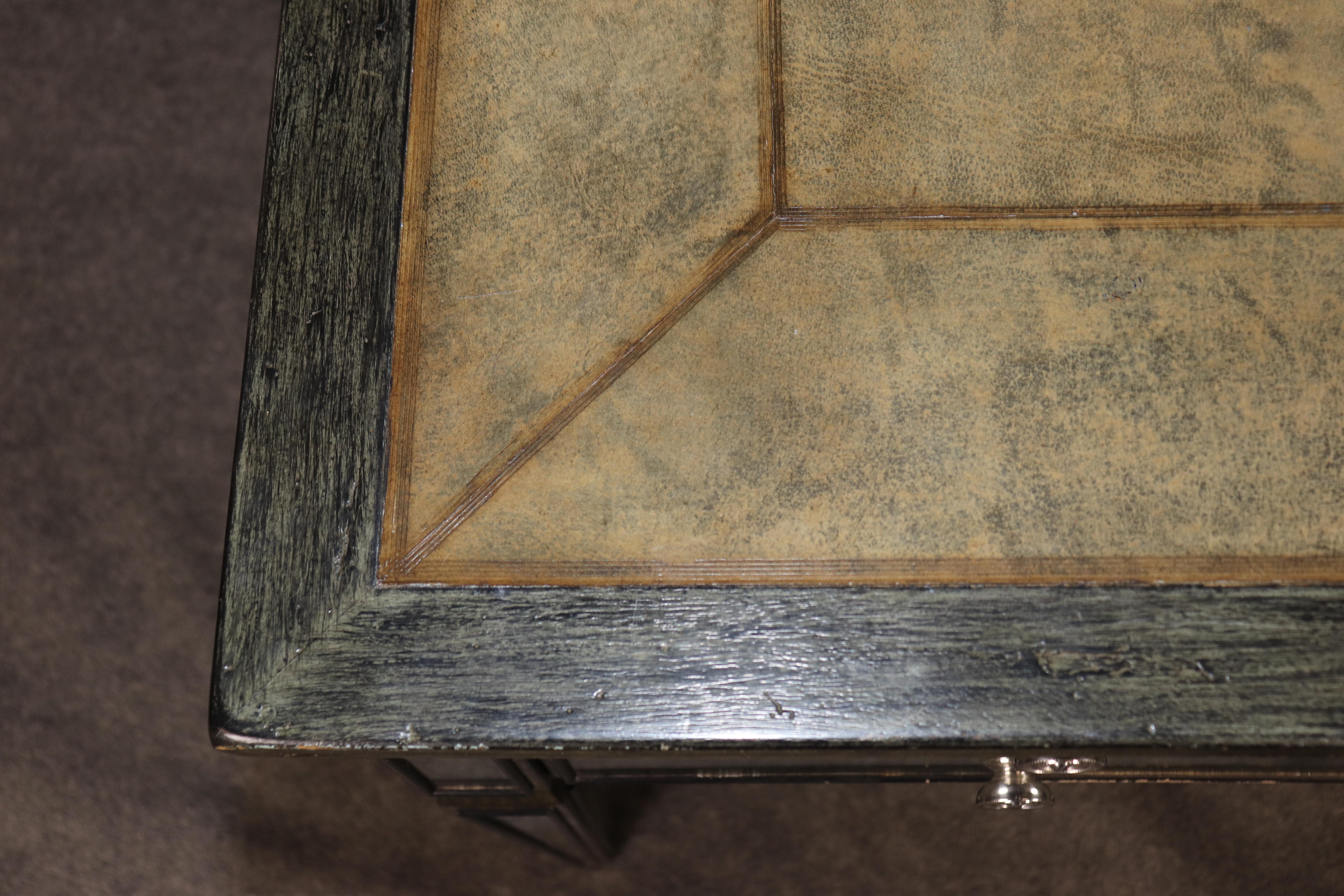 Theodore Alexander Louis XVI Stil verspiegelte Églomisé Lederplatte Schreibtisch Distressed im Angebot 9